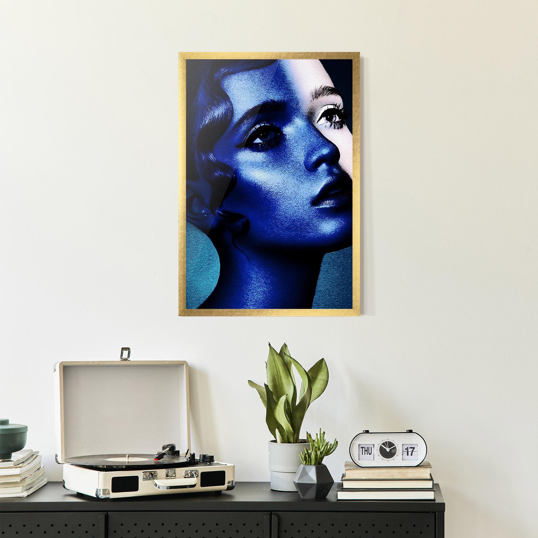 Gerahmte Poster Blue White Face Art mockup 2