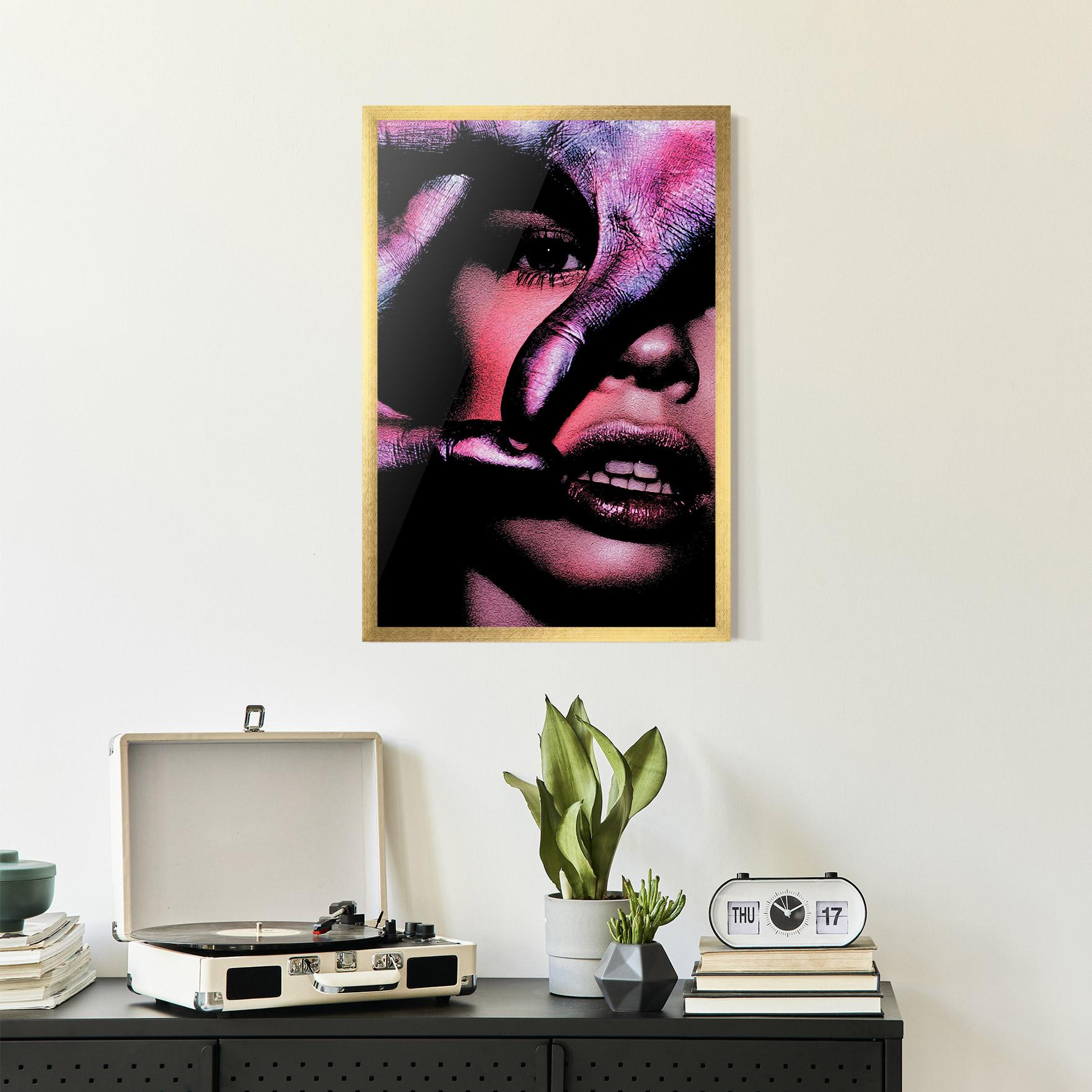 Gerahmte Poster Purple Glitter Hand mockup 2