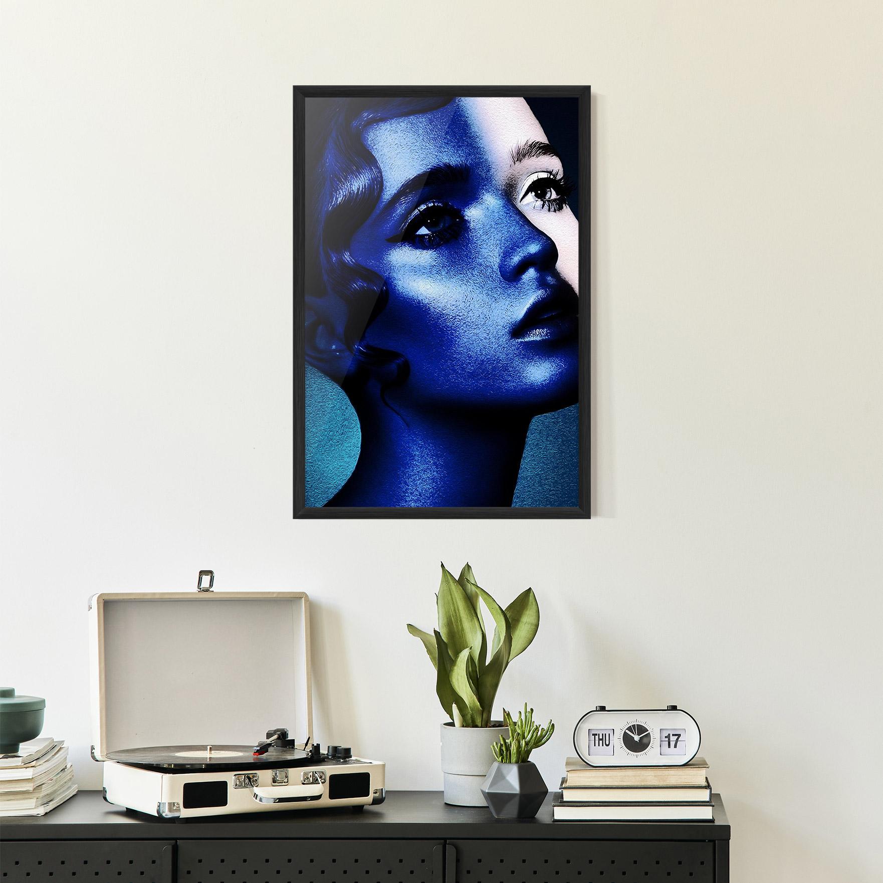 Gerahmte Poster Blue White Face Art mockup 2