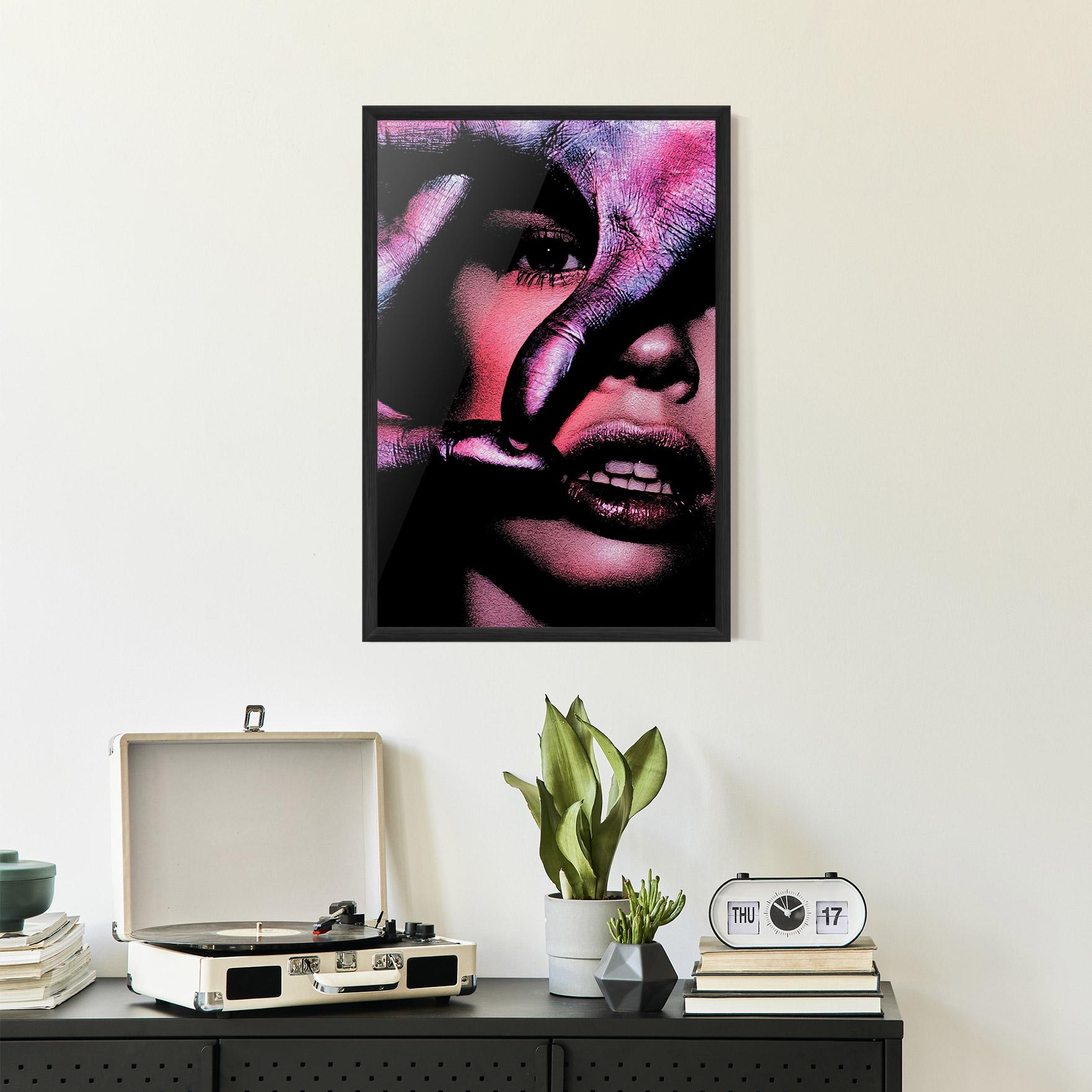 Gerahmte Poster Purple Glitter Hand mockup 2