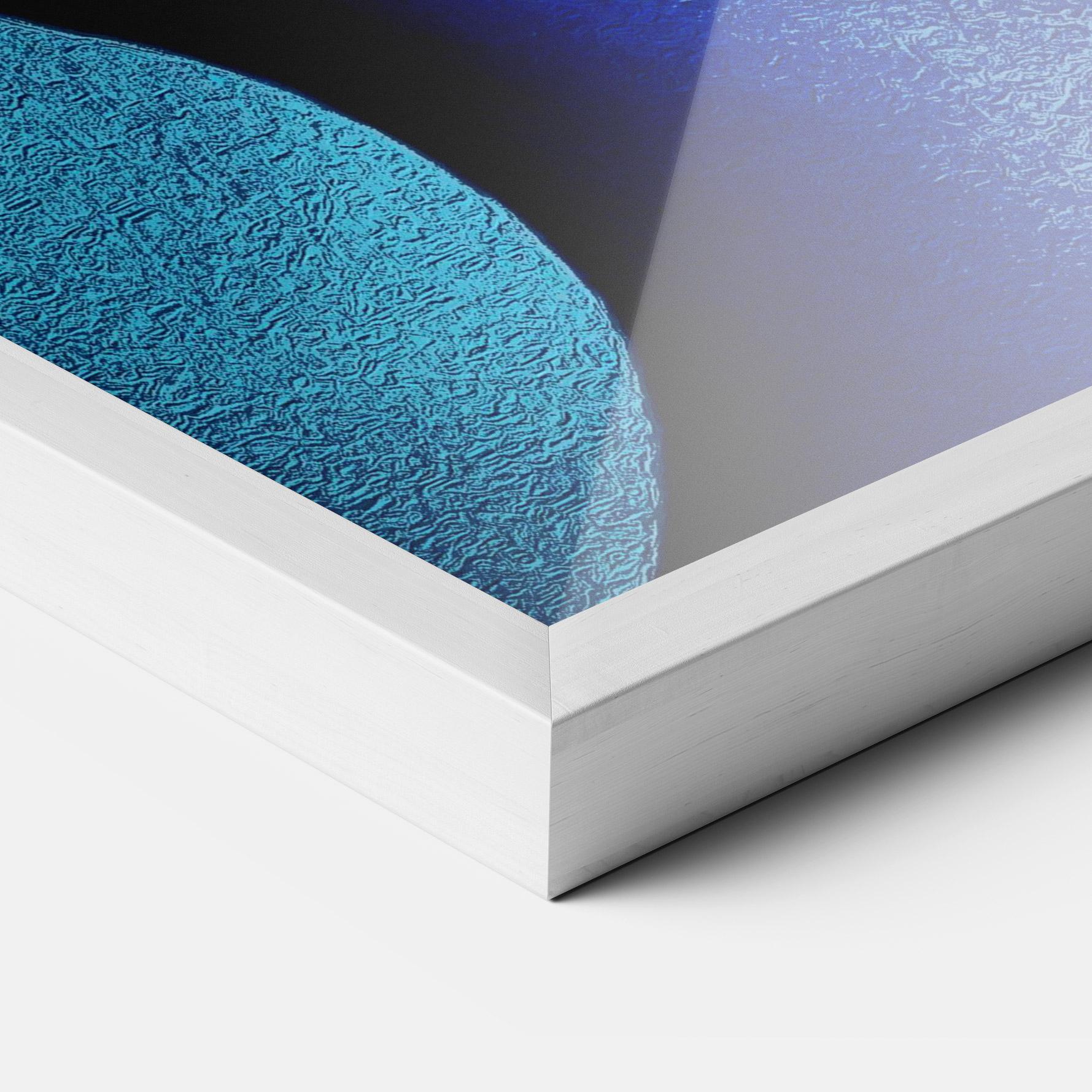 Gerahmte Poster Blue White Face Art mockup 3