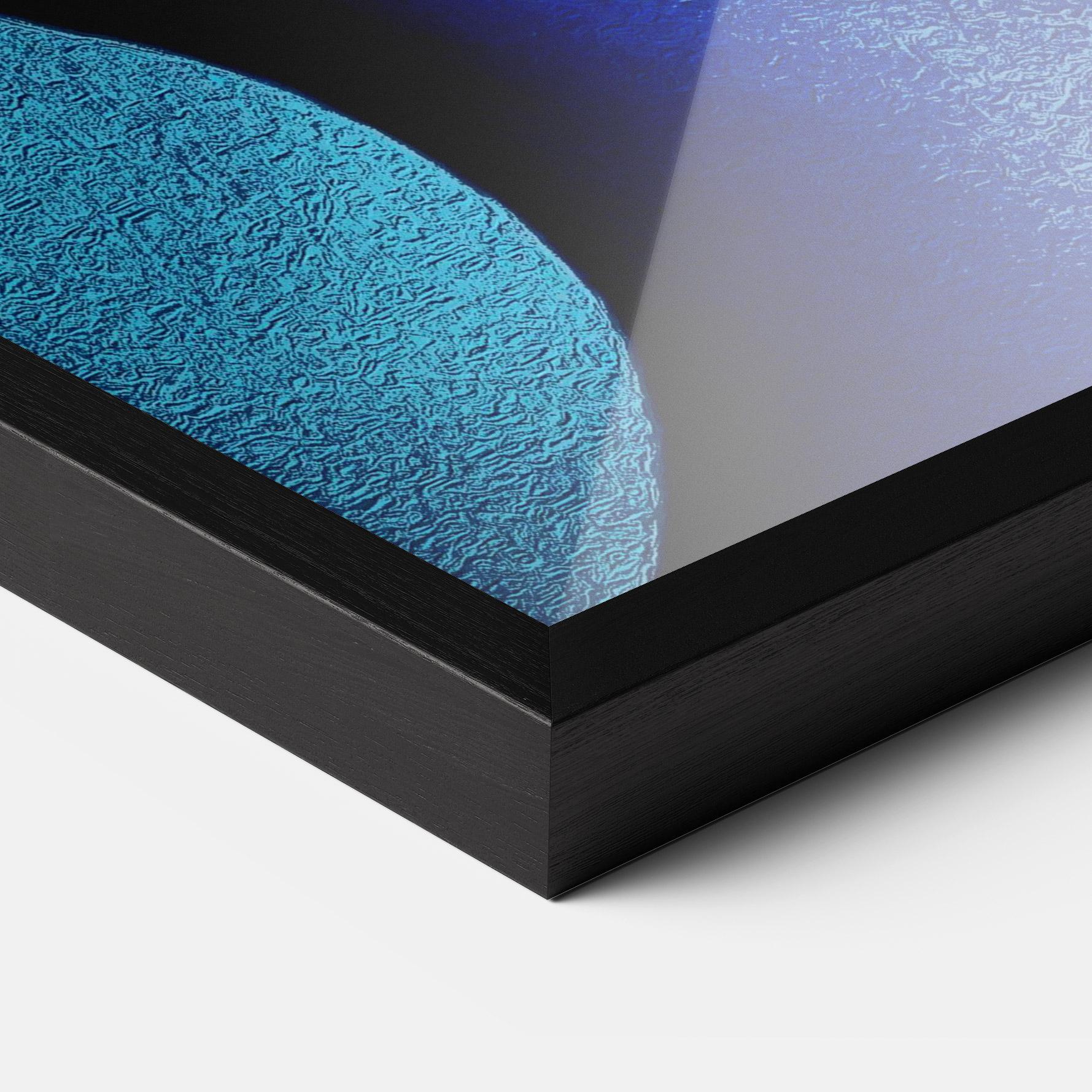 Gerahmte Poster Blue White Face Art mockup 3