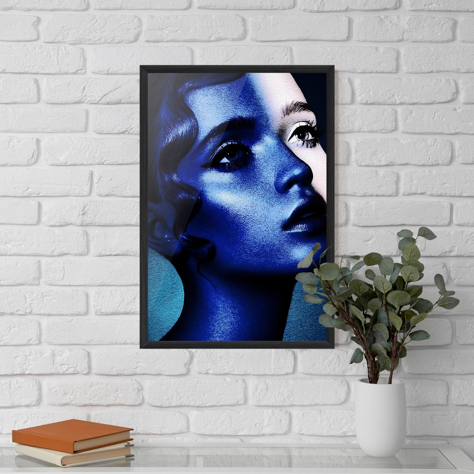 Gerahmte Poster Blue White Face Art mockup 5
