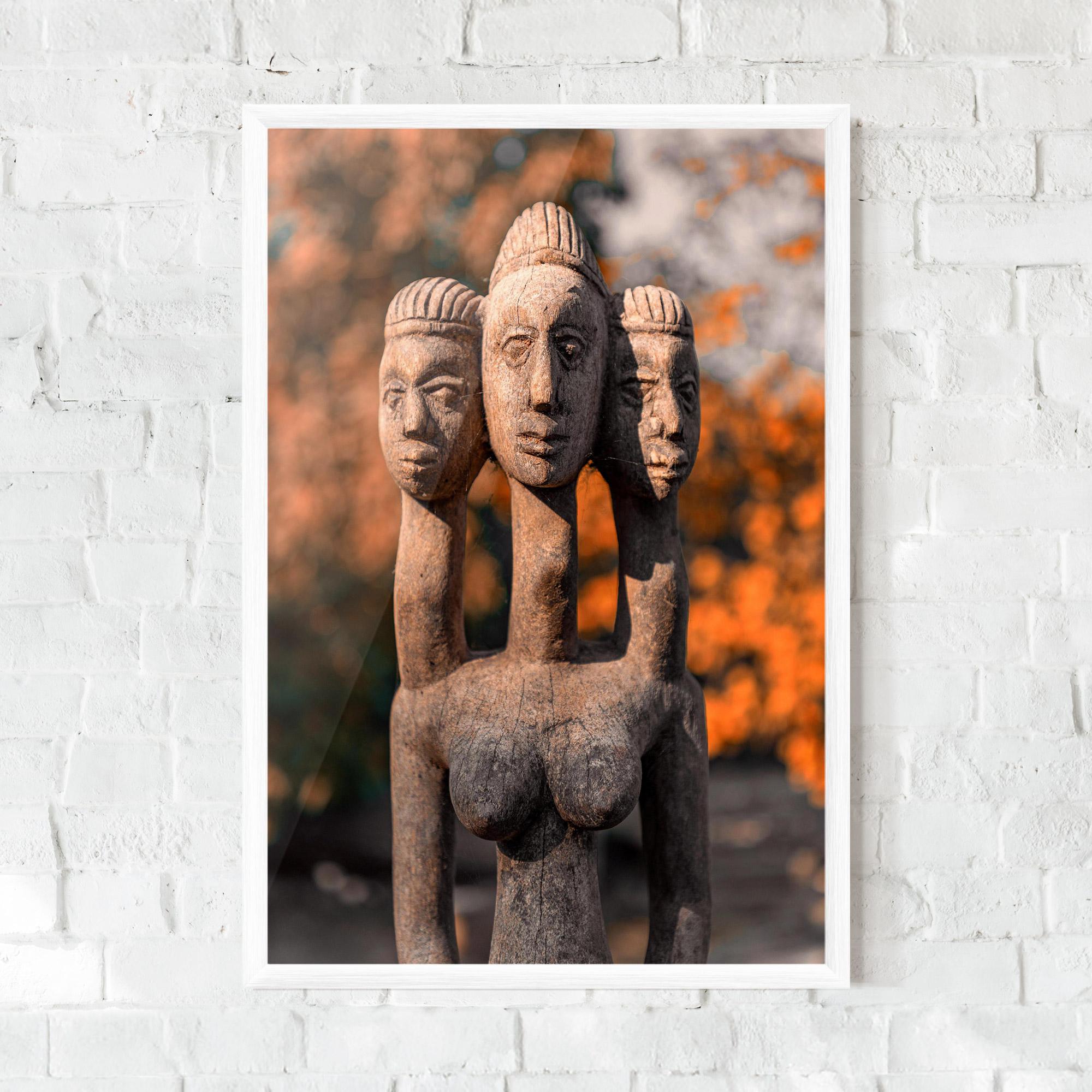 Gerahmte Poster Three Heads Statue mockup 0
