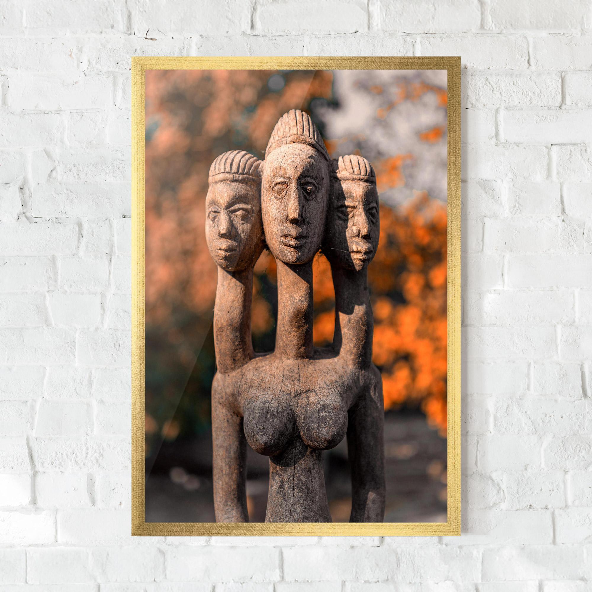 Gerahmte Poster Three Heads Statue mockup 0