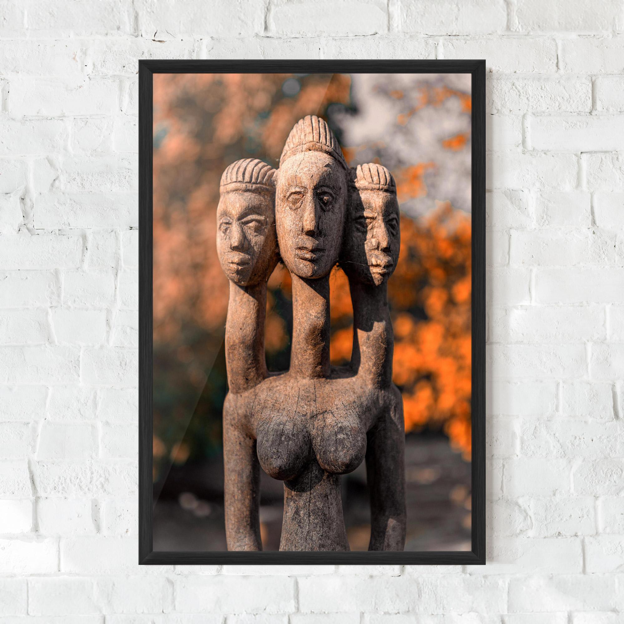 Gerahmte Poster Three Heads Statue mockup 0