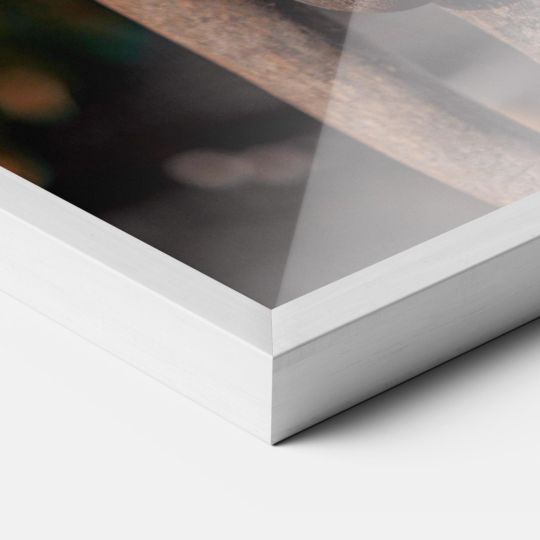 Gerahmte Poster Three Heads Statue mockup 3