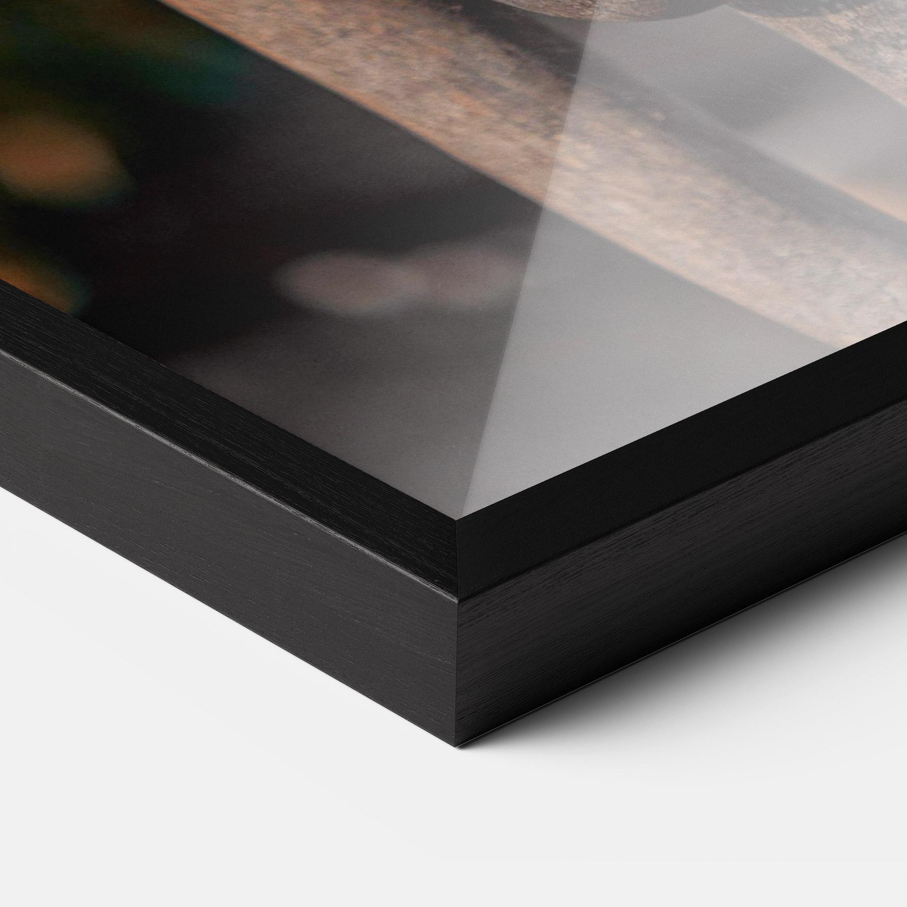 Gerahmte Poster Three Heads Statue mockup 3