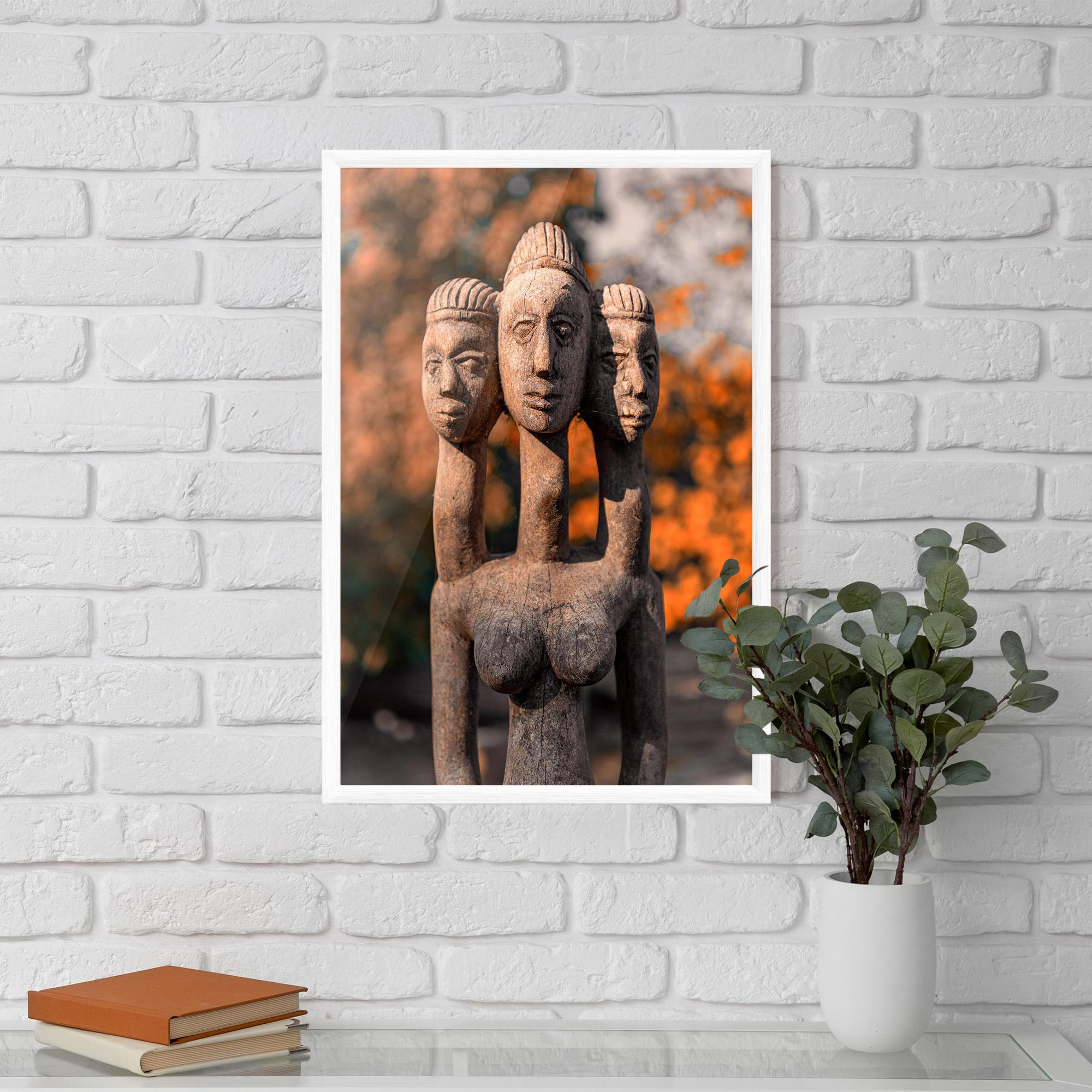 Gerahmte Poster Three Heads Statue mockup 5