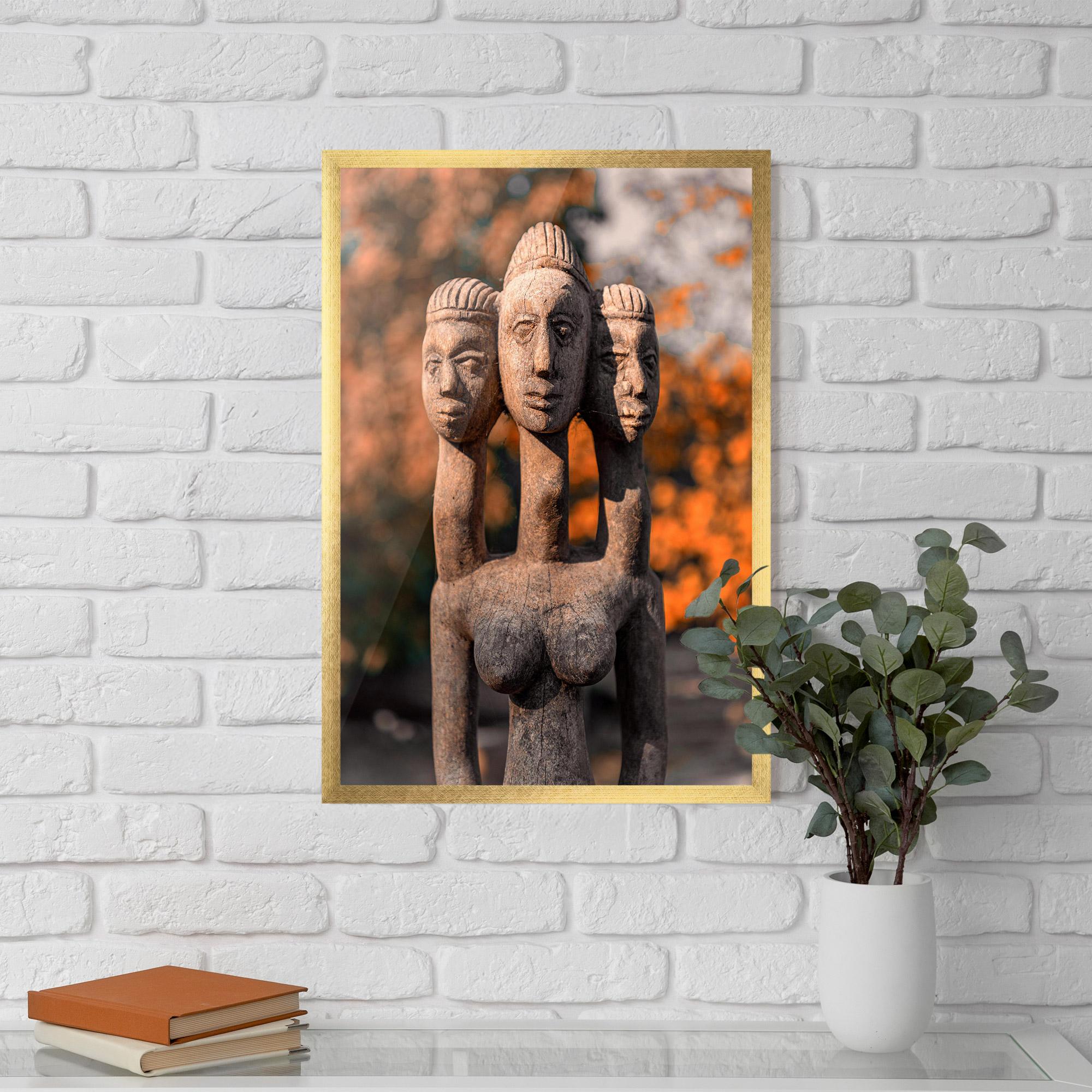 Gerahmte Poster Three Heads Statue mockup 5