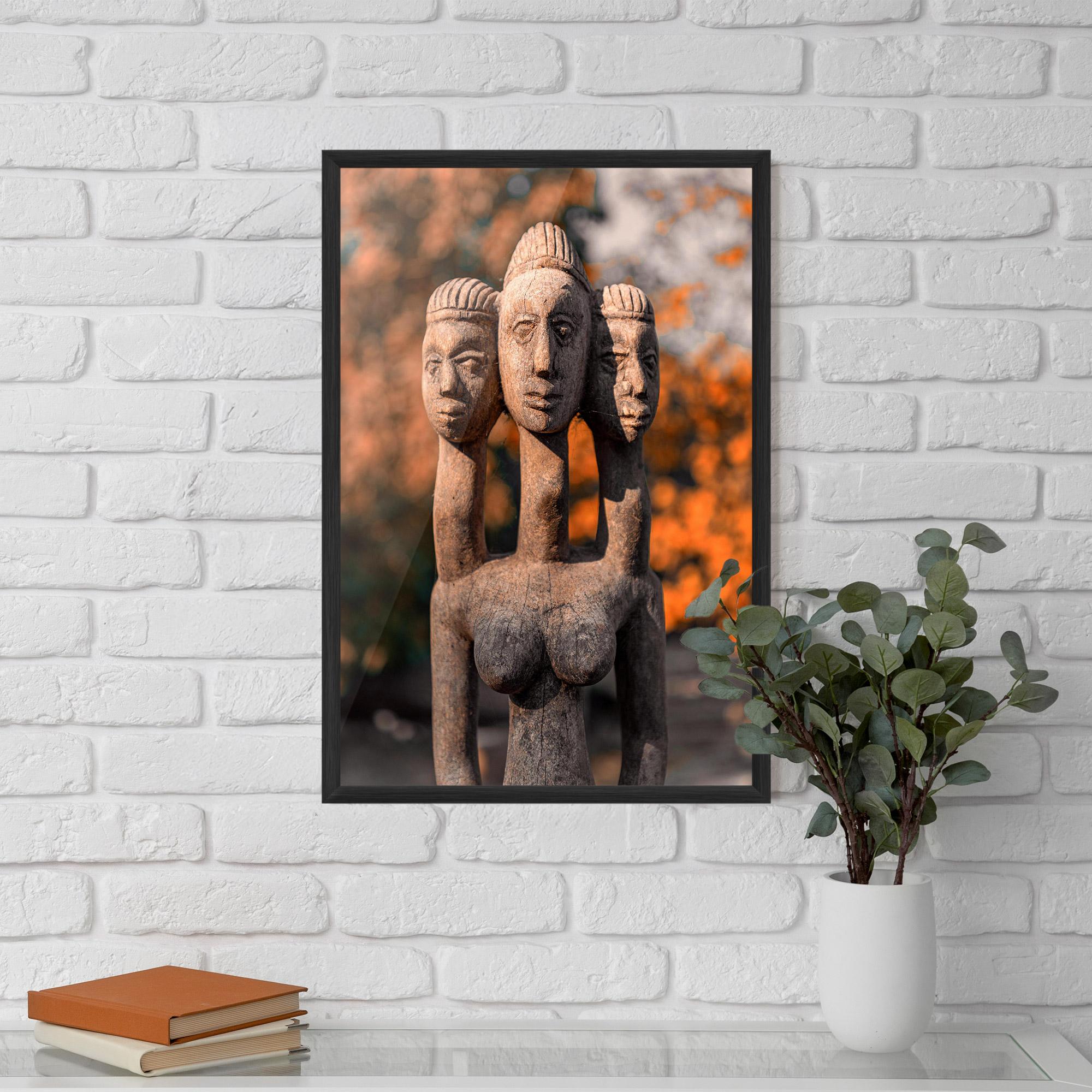 Gerahmte Poster Three Heads Statue mockup 5