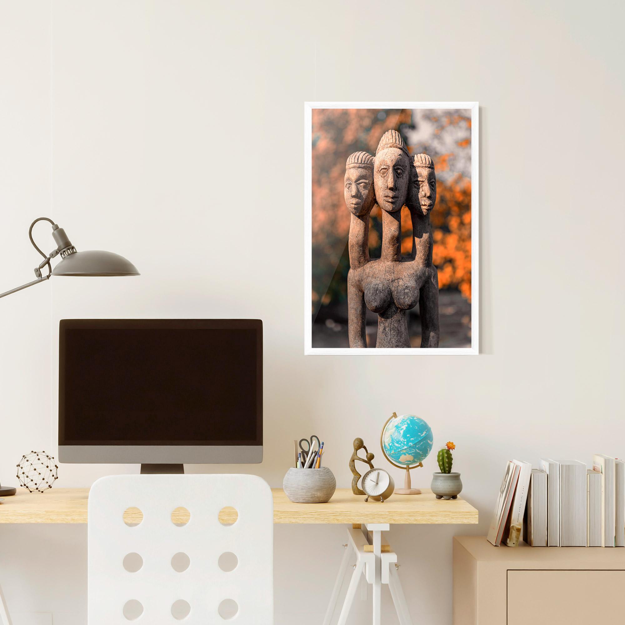 Gerahmte Poster Three Heads Statue mockup 6