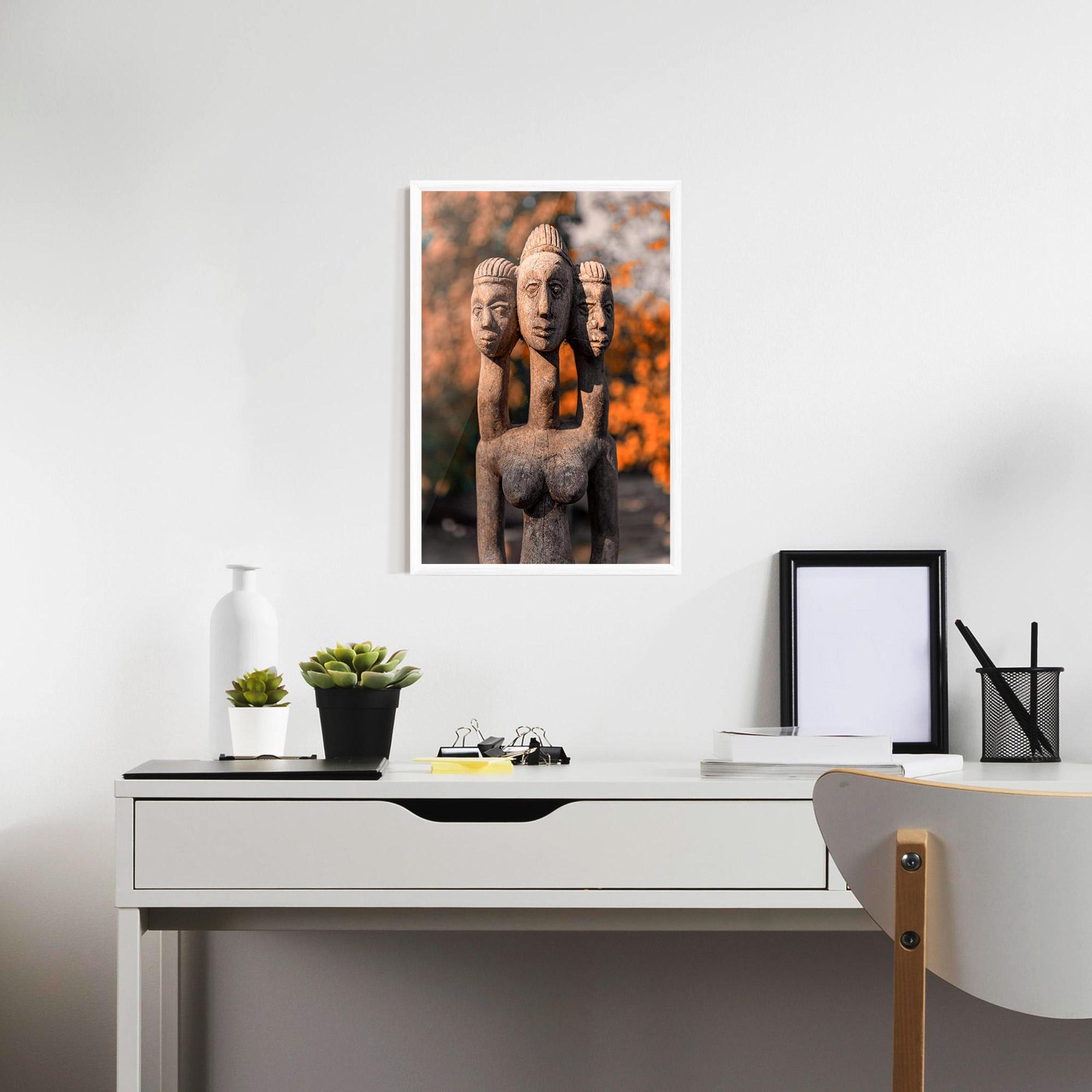 Gerahmte Poster Three Heads Statue mockup 7