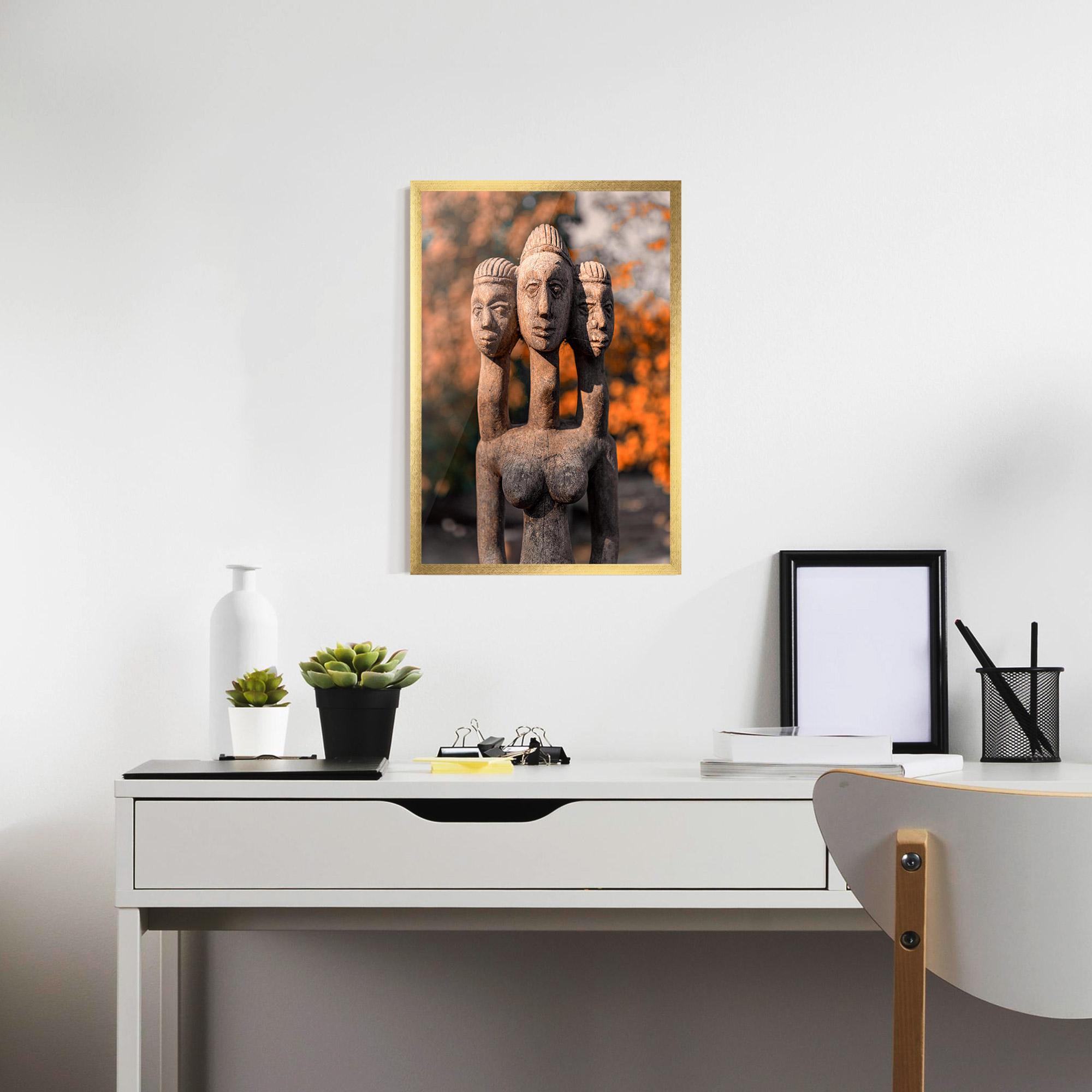 Gerahmte Poster Three Heads Statue mockup 7