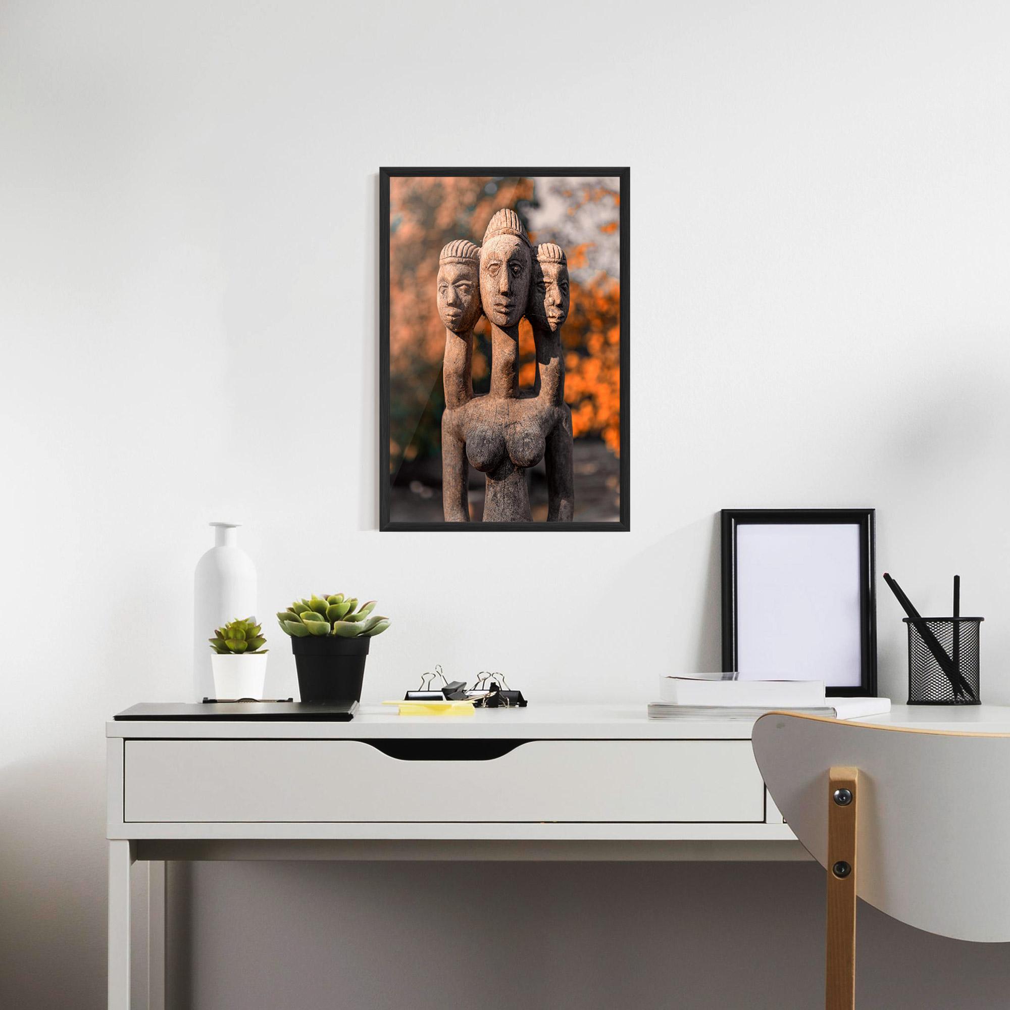 Gerahmte Poster Three Heads Statue mockup 7