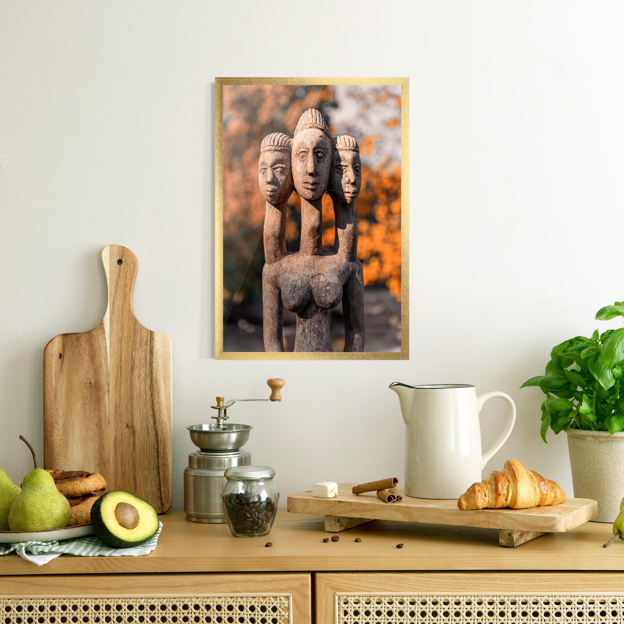 Gerahmte Poster Three Heads Statue mockup 8