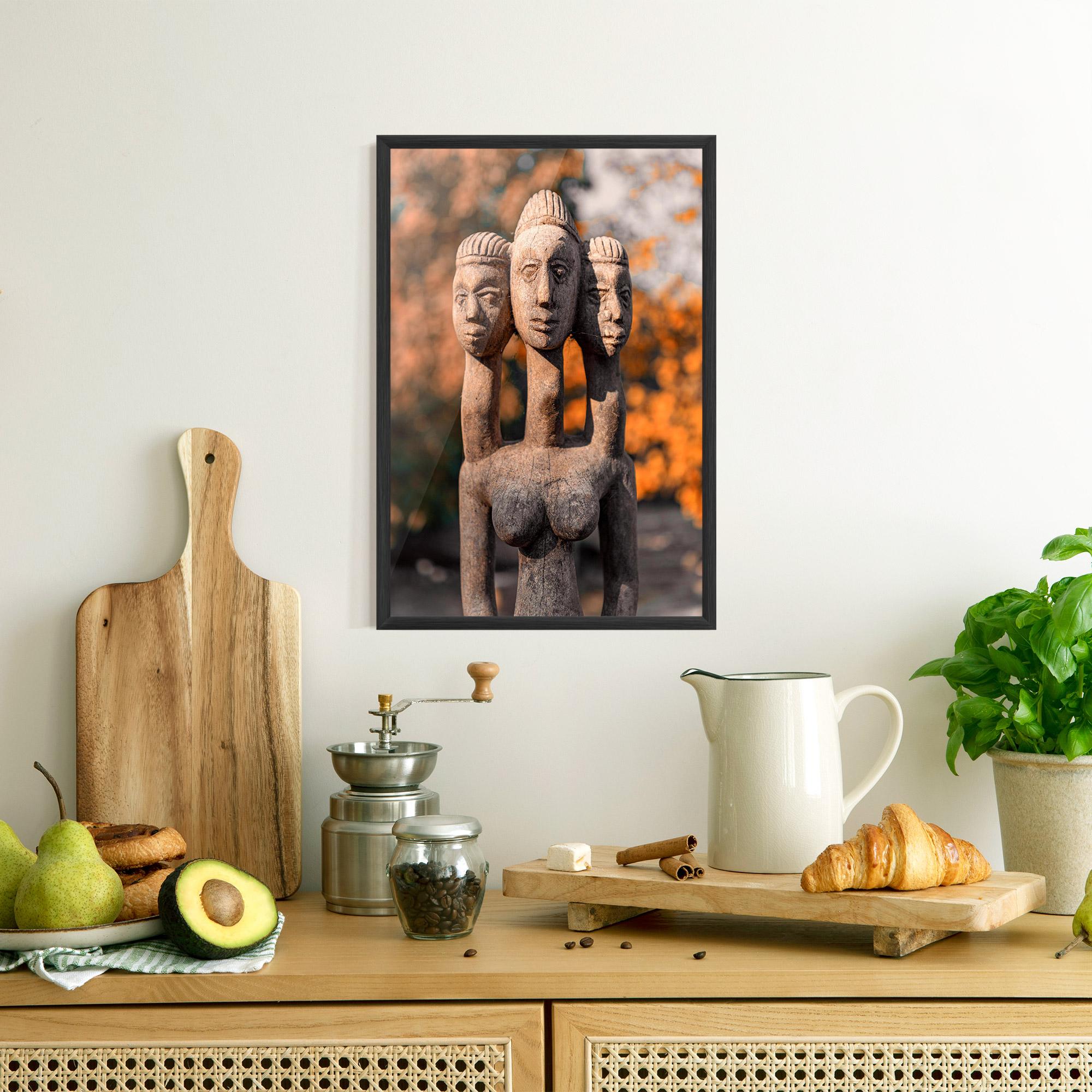 Gerahmte Poster Three Heads Statue mockup 8