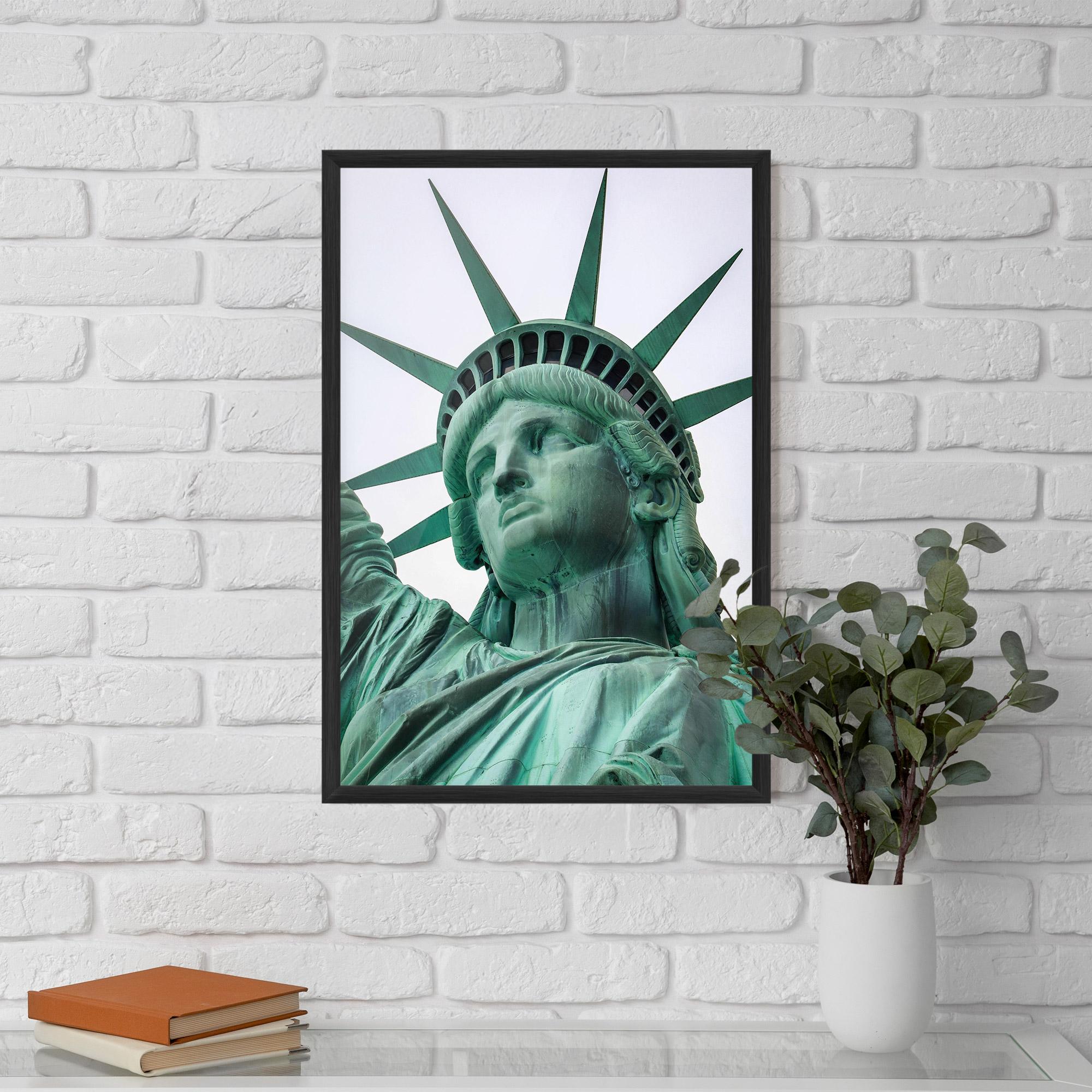 Gerahmte Poster Statue Of Liberty Head mockup 5