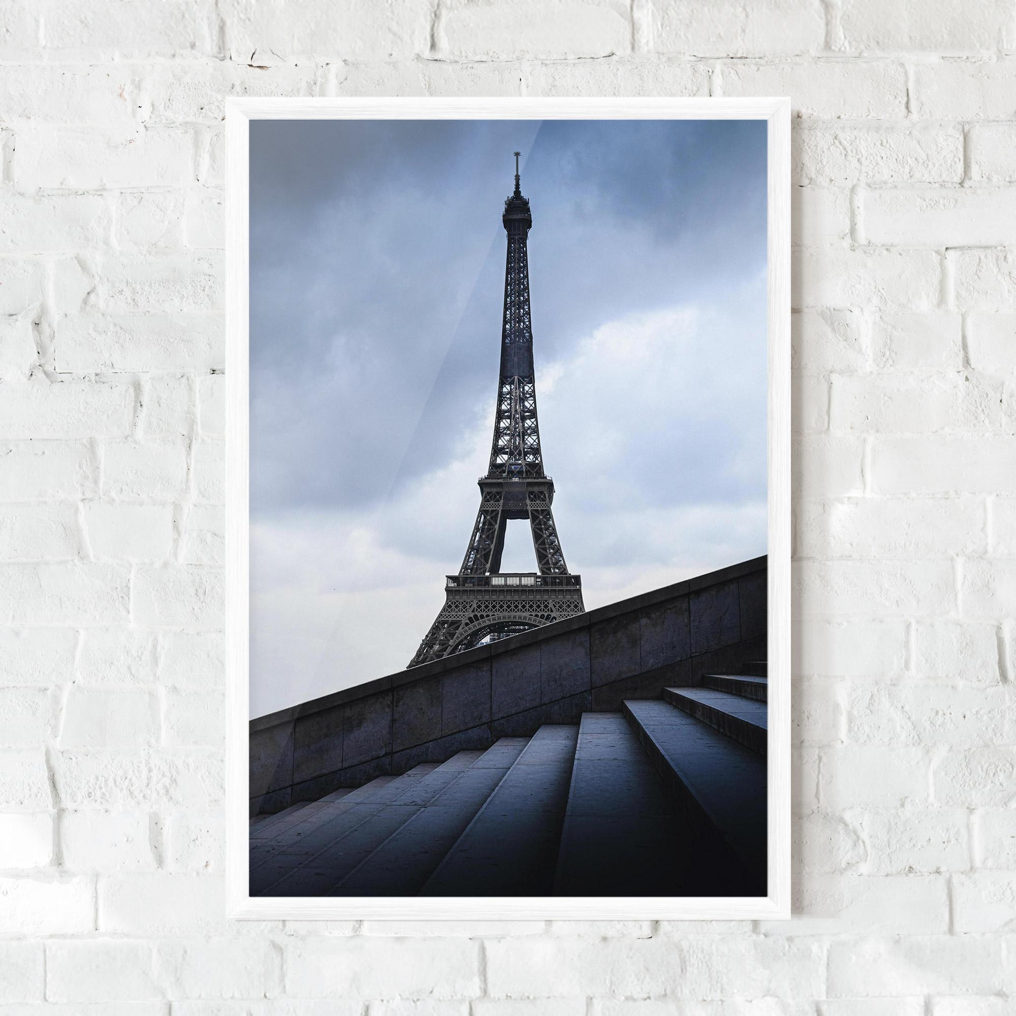 Gerahmte Poster Eiffel Tower Stairs mockup 0
