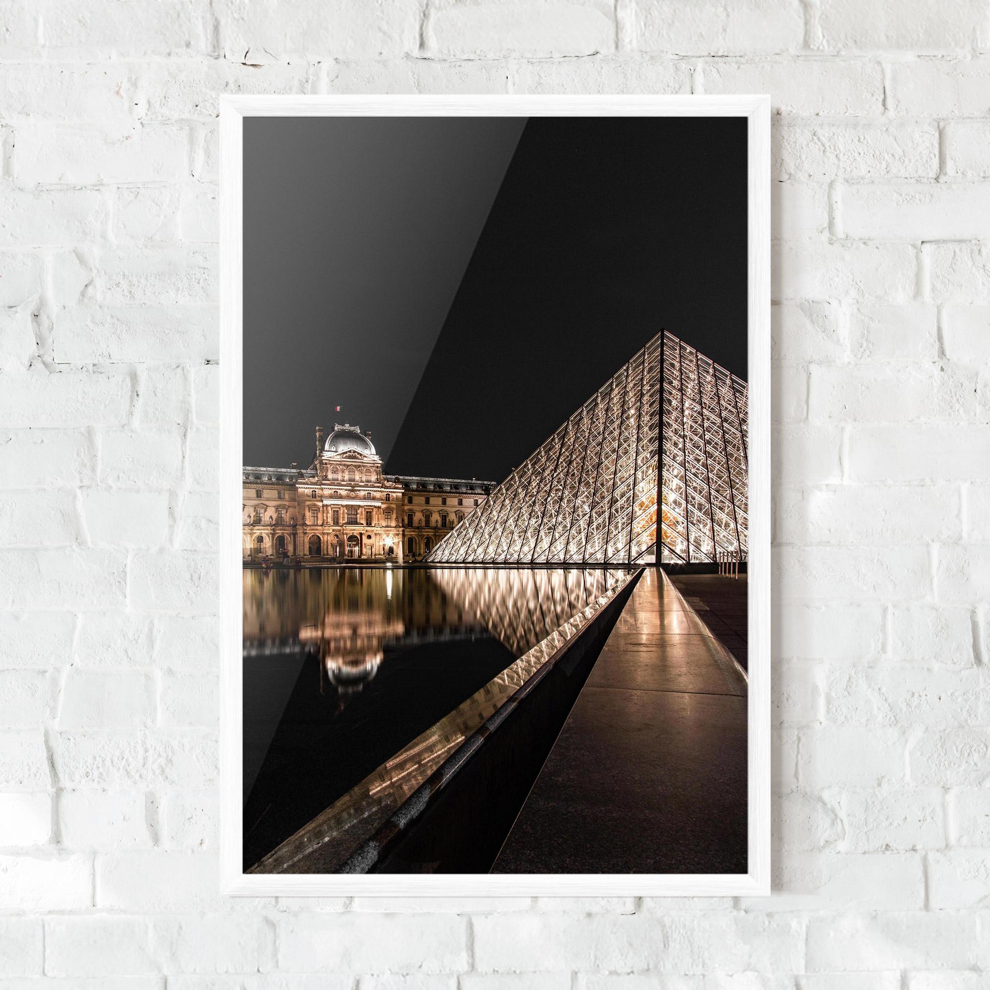Gerahmte Poster Louvre Night mockup 0