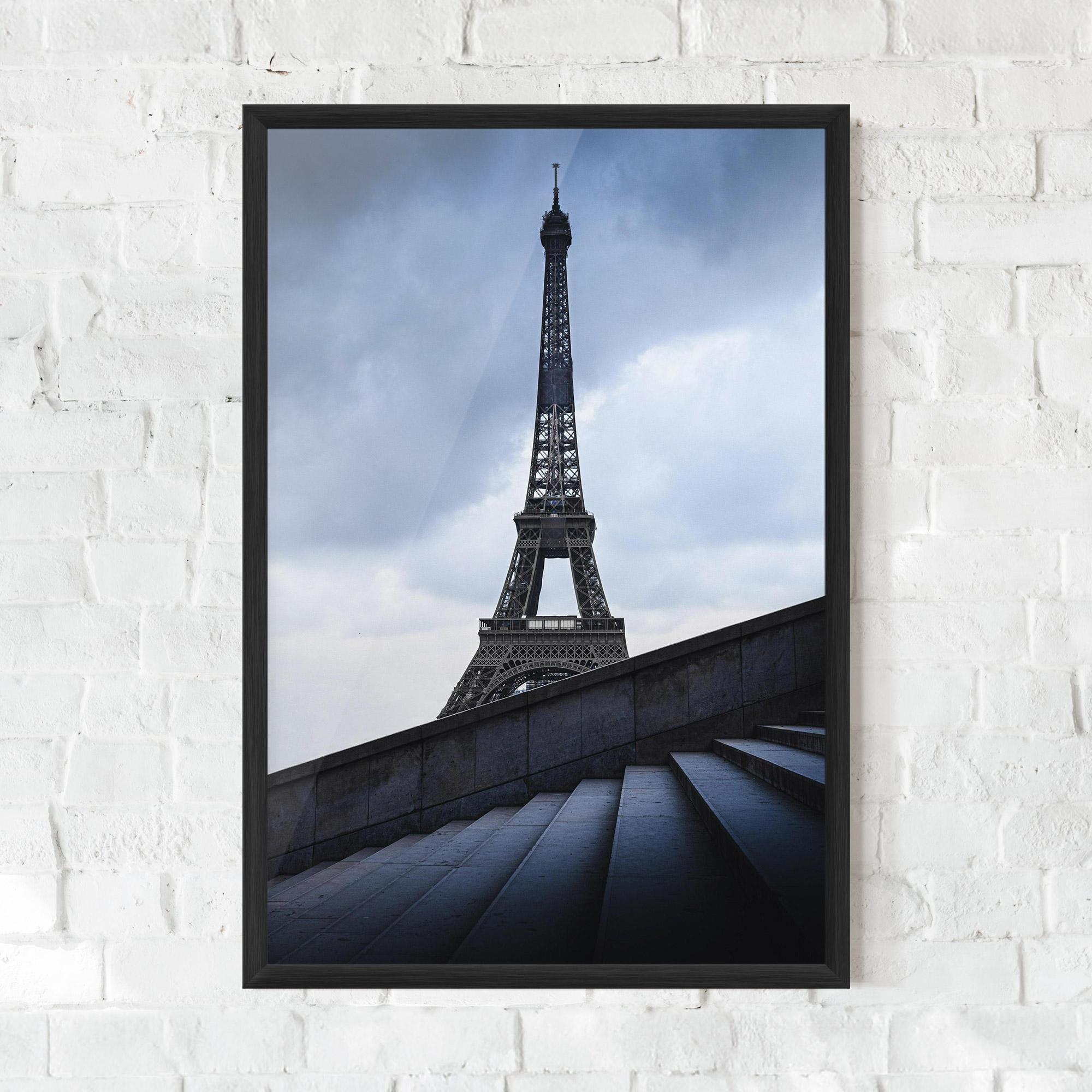 Gerahmte Poster Eiffel Tower Stairs mockup 0