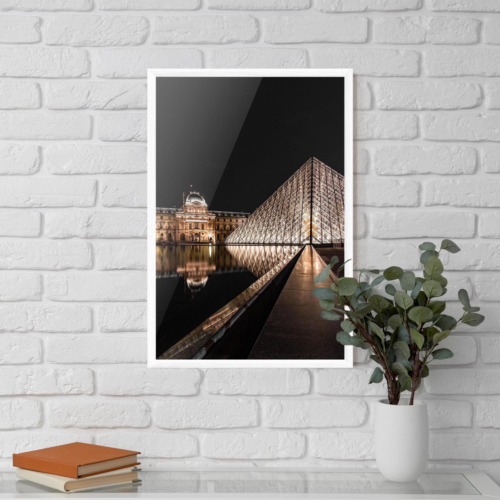 Gerahmte Poster Louvre Night mockup 5