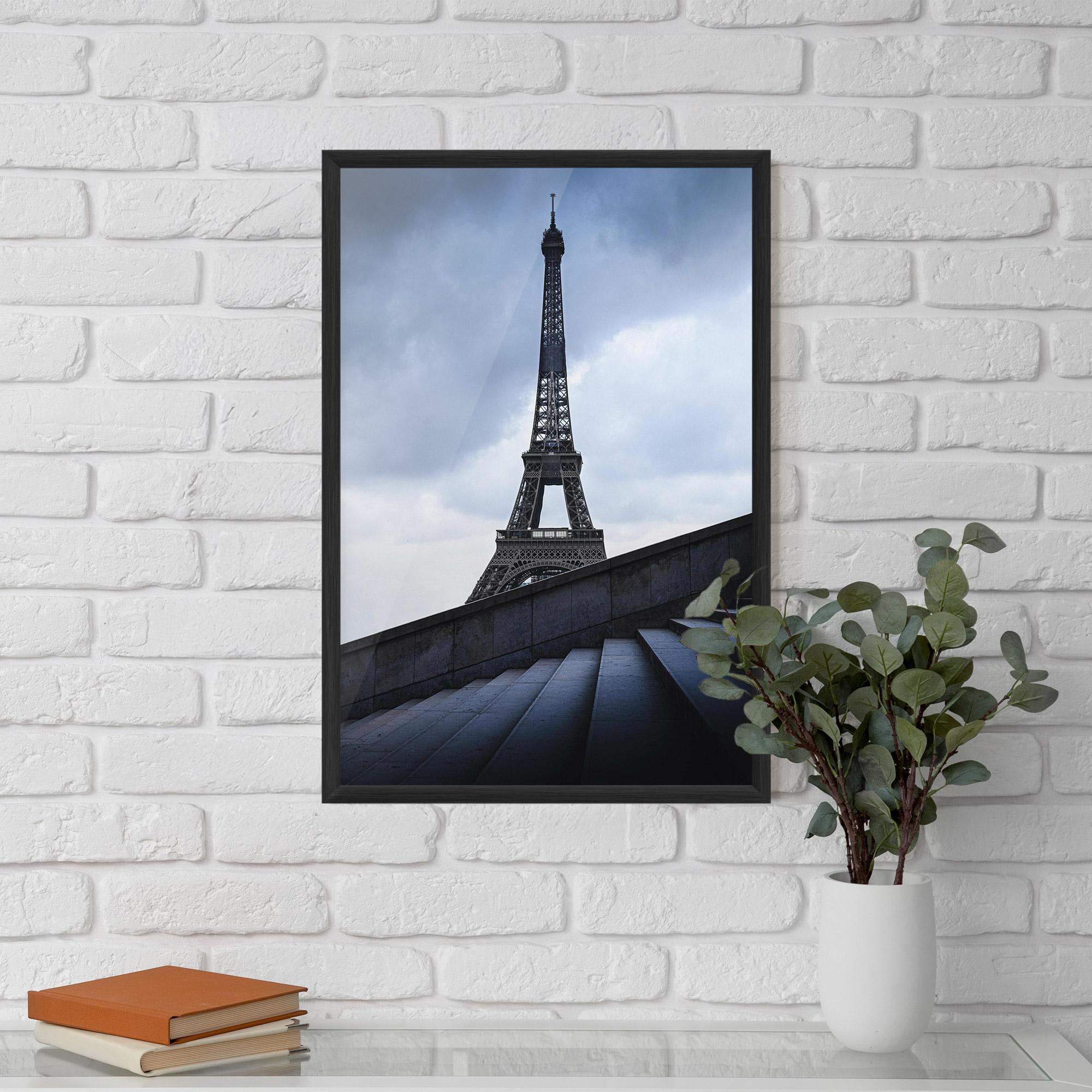 Gerahmte Poster Eiffel Tower Stairs mockup 5