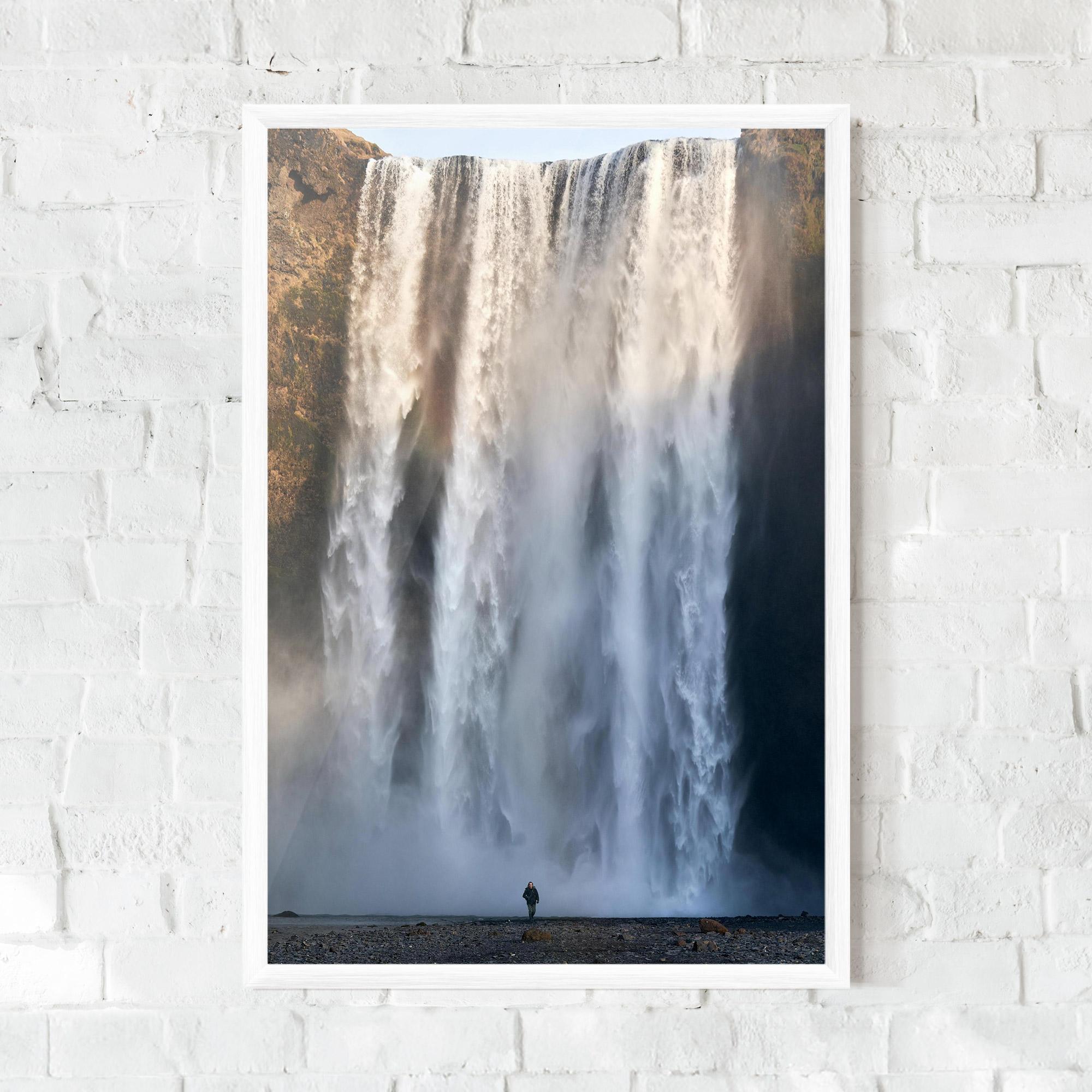 Gerahmte Poster Small Man Waterfall mockup 0