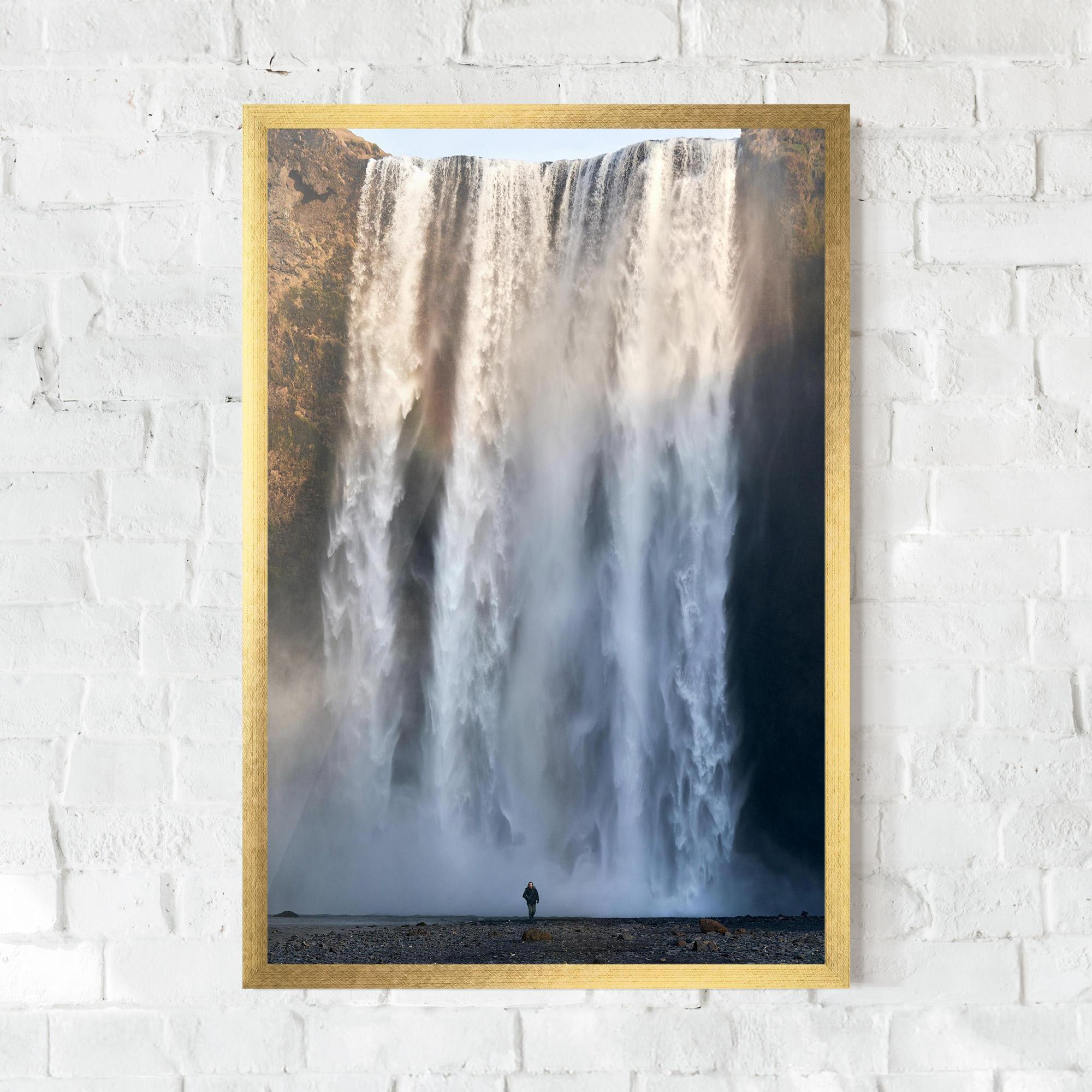 Gerahmte Poster Small Man Waterfall mockup 0