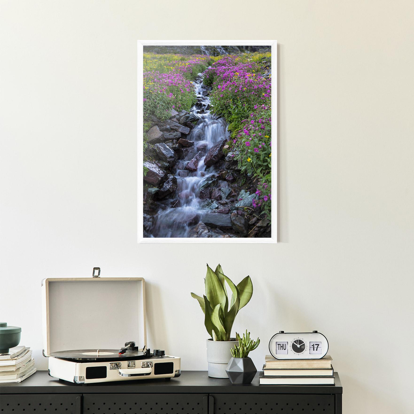 Gerahmte Poster Water Falling Field mockup 2