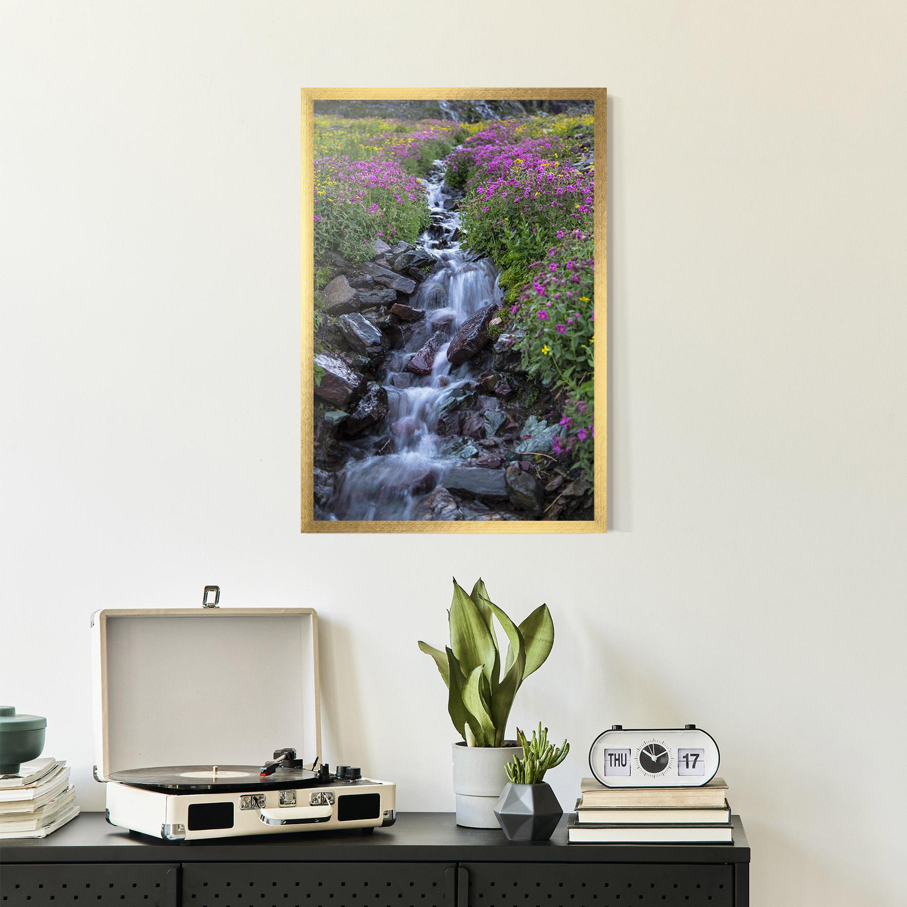 Gerahmte Poster Water Falling Field mockup 2