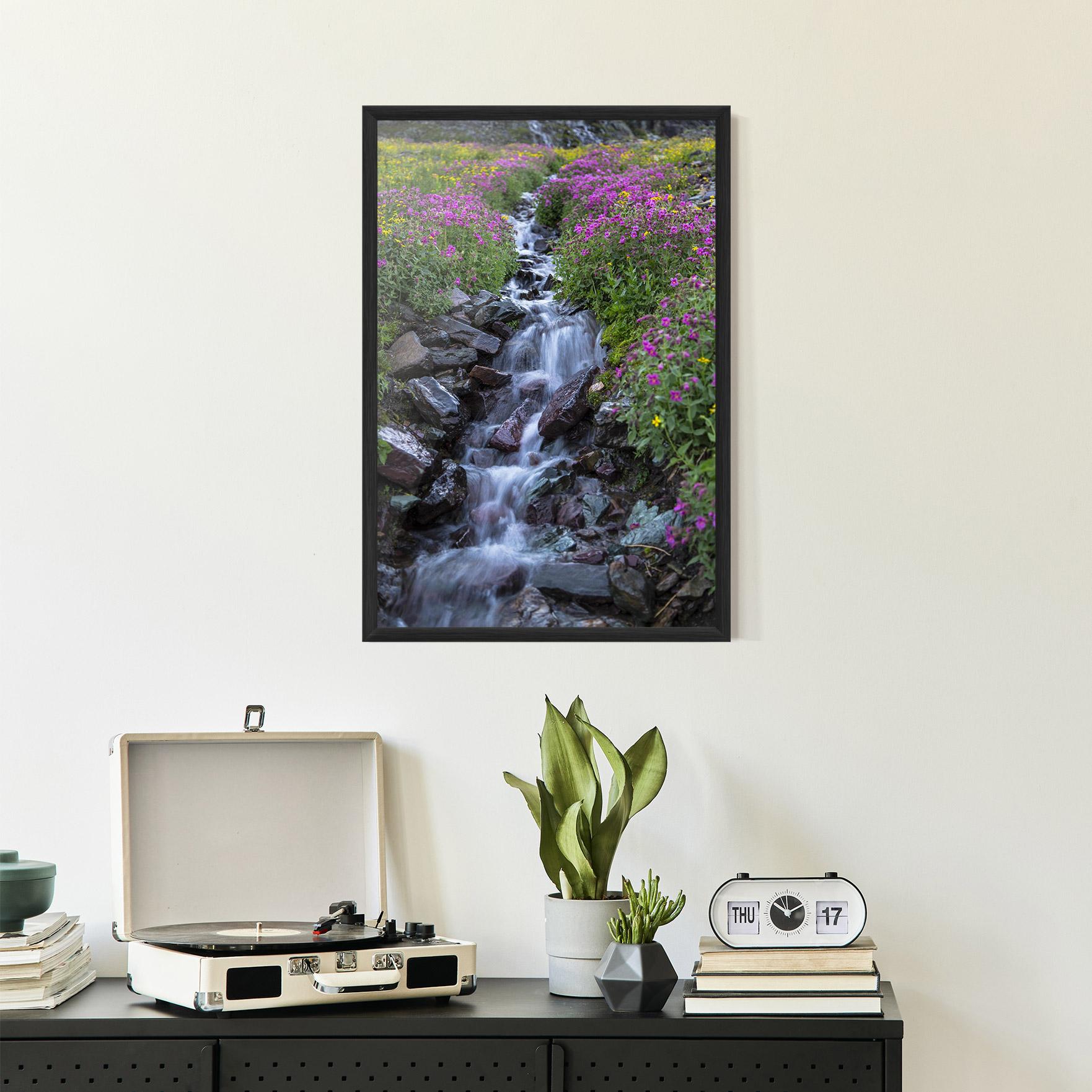 Gerahmte Poster Water Falling Field mockup 2
