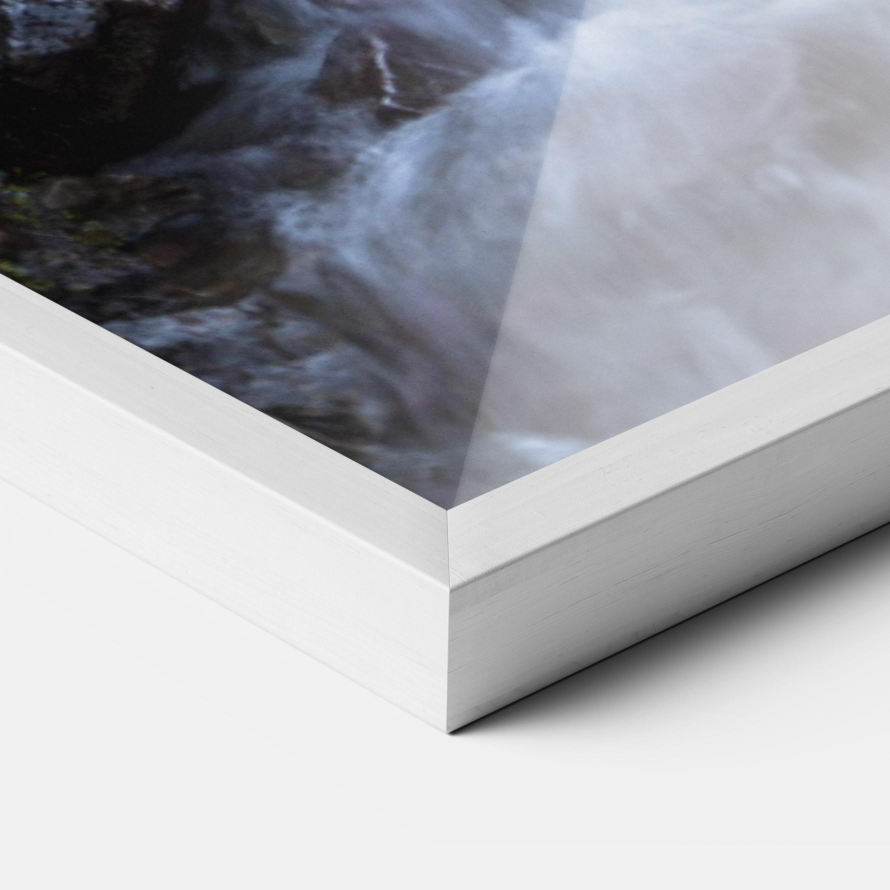 Gerahmte Poster Water Falling Field mockup 3