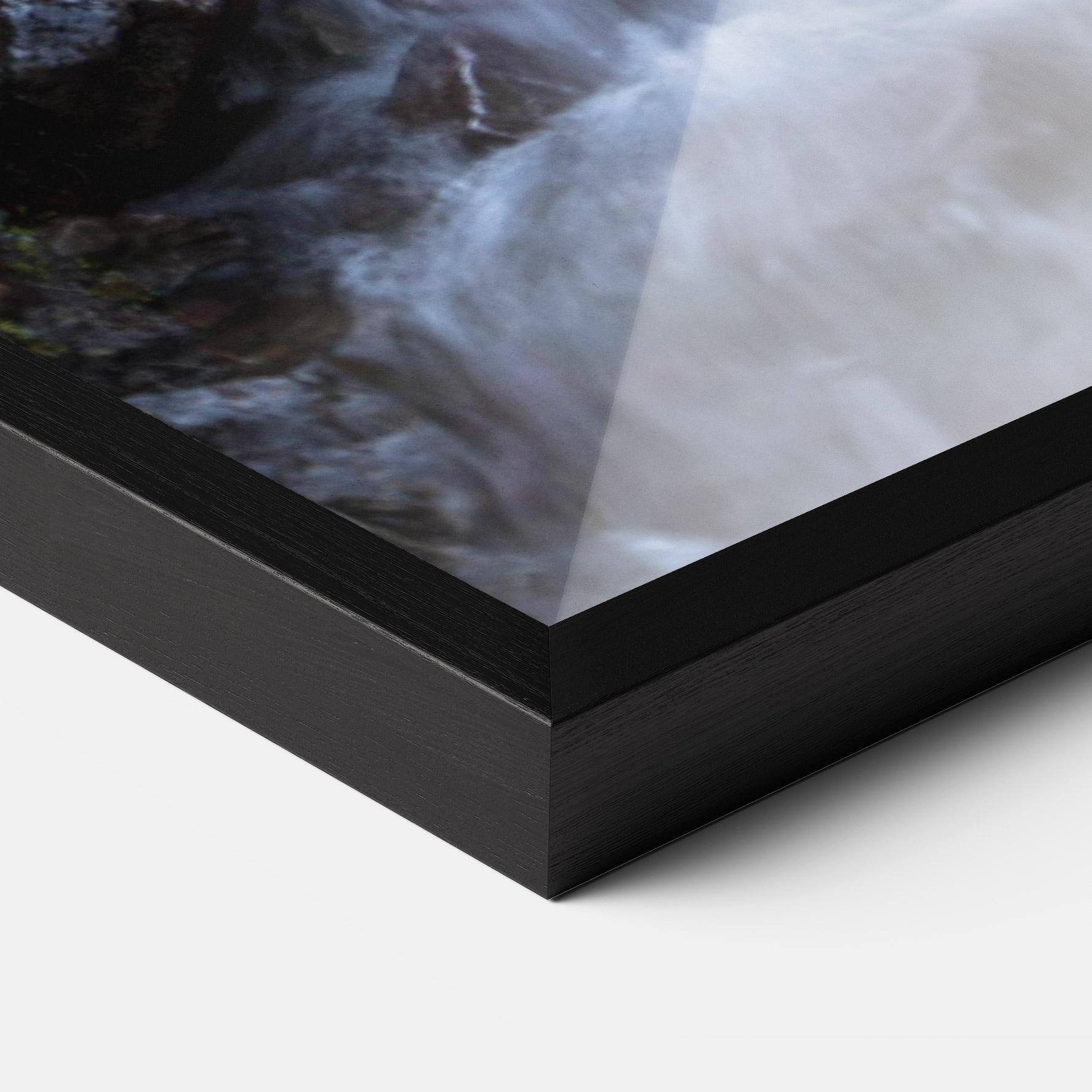 Gerahmte Poster Water Falling Field mockup 3