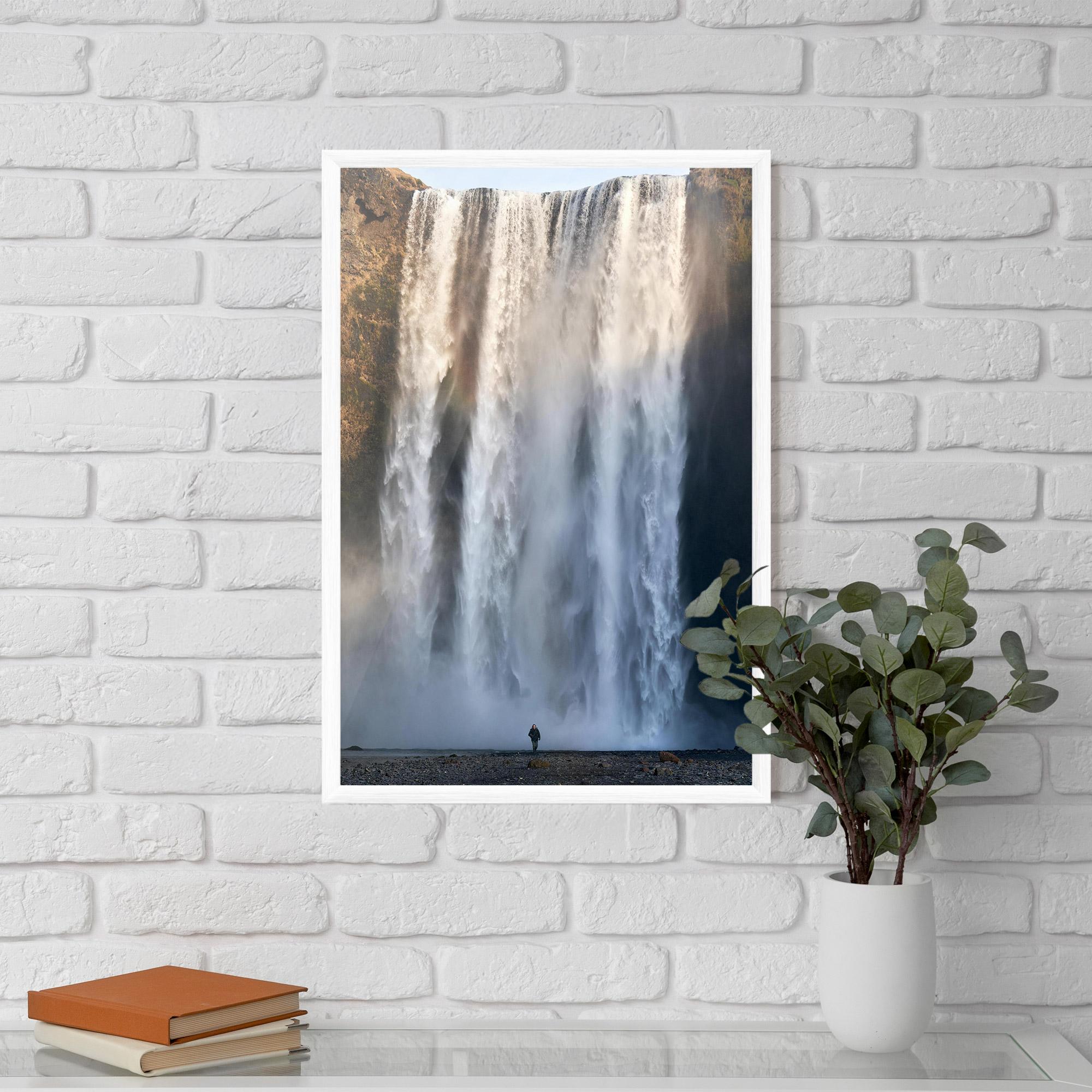 Gerahmte Poster Small Man Waterfall mockup 5