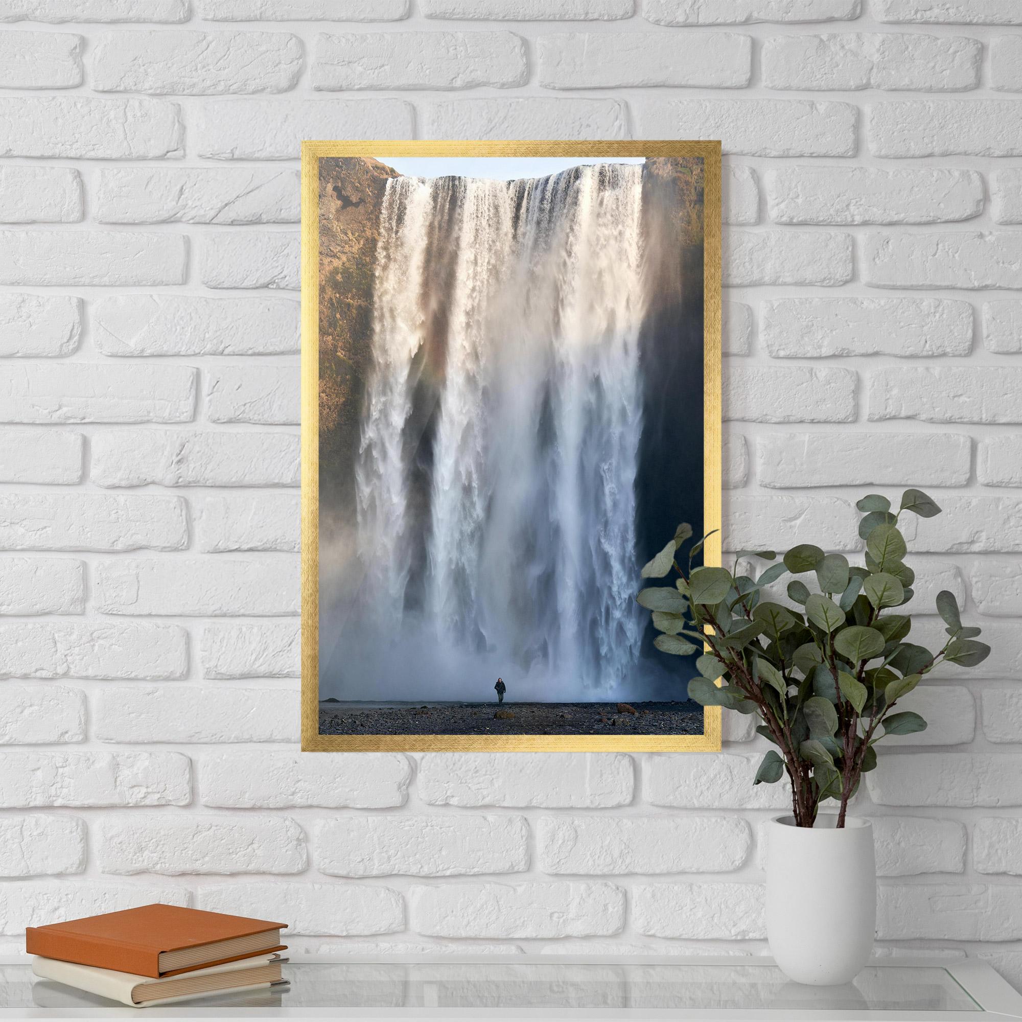 Gerahmte Poster Small Man Waterfall mockup 5