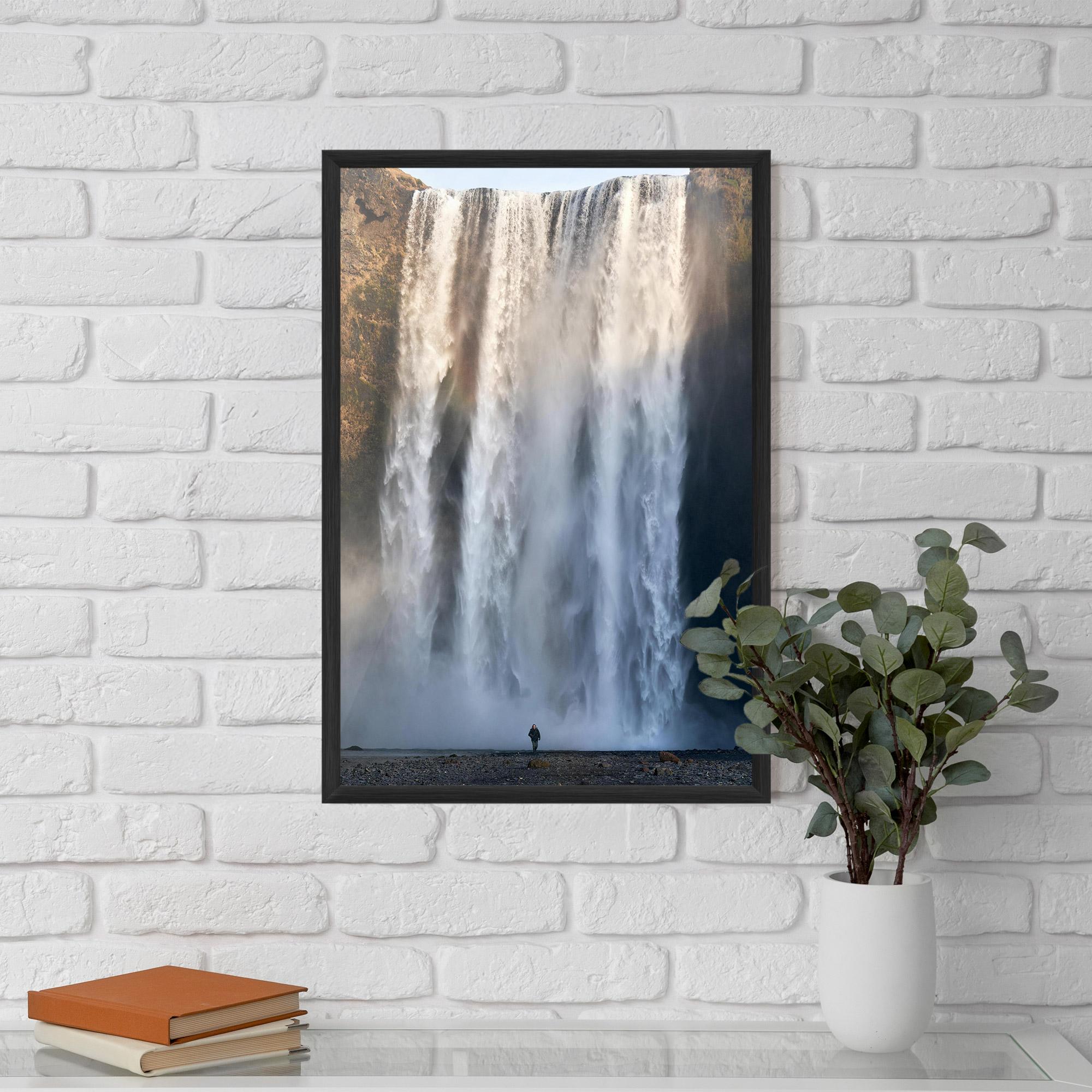 Gerahmte Poster Small Man Waterfall mockup 5