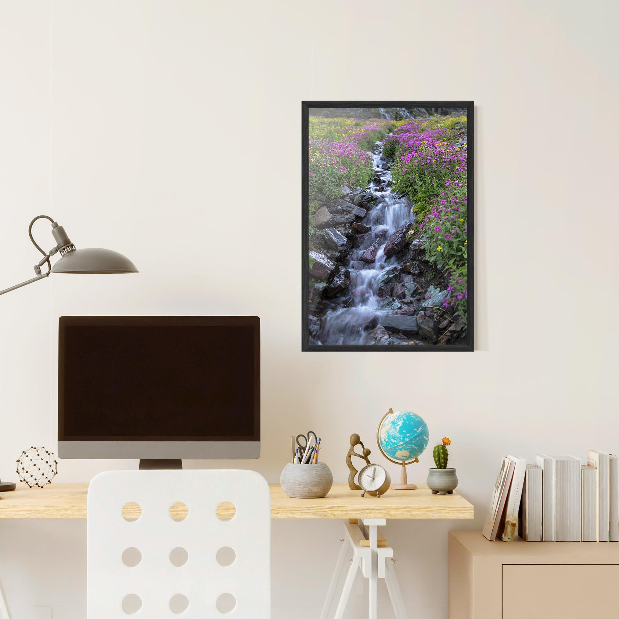 Gerahmte Poster Water Falling Field mockup 6
