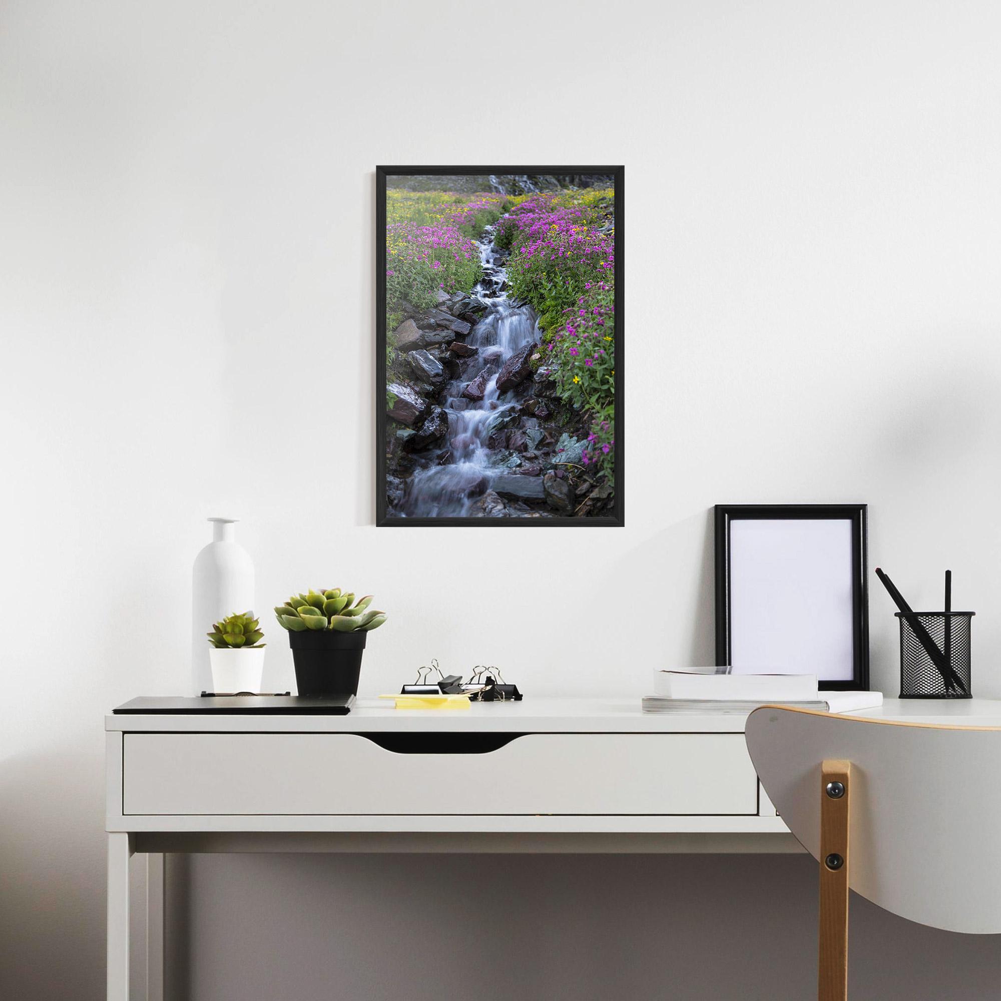 Gerahmte Poster Water Falling Field mockup 7
