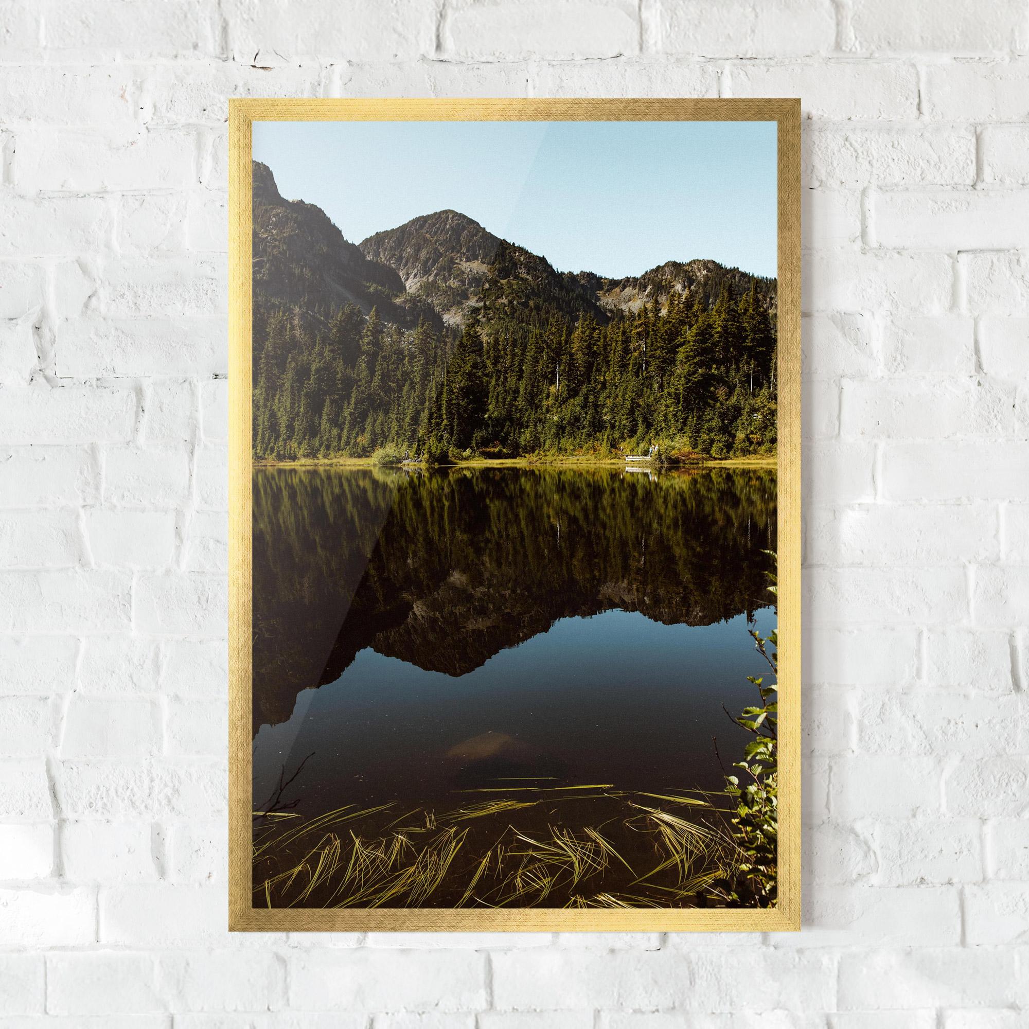 Gerahmte Poster Big Lake Mountain mockup 0