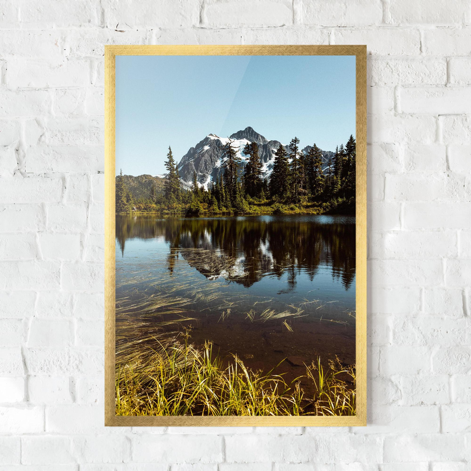 Gerahmte Poster Lake Snow Mountain mockup 0