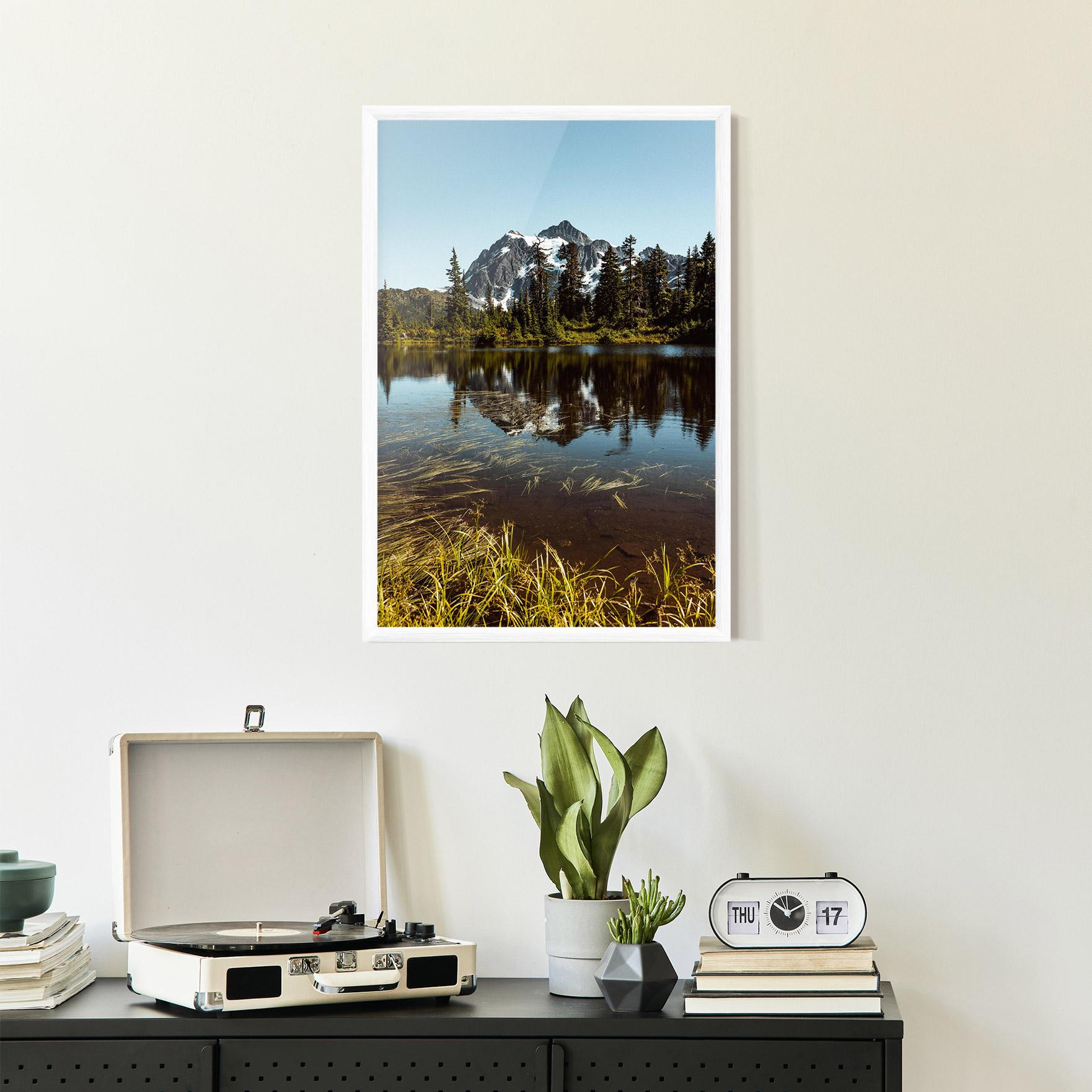 Gerahmte Poster Lake Snow Mountain mockup 2