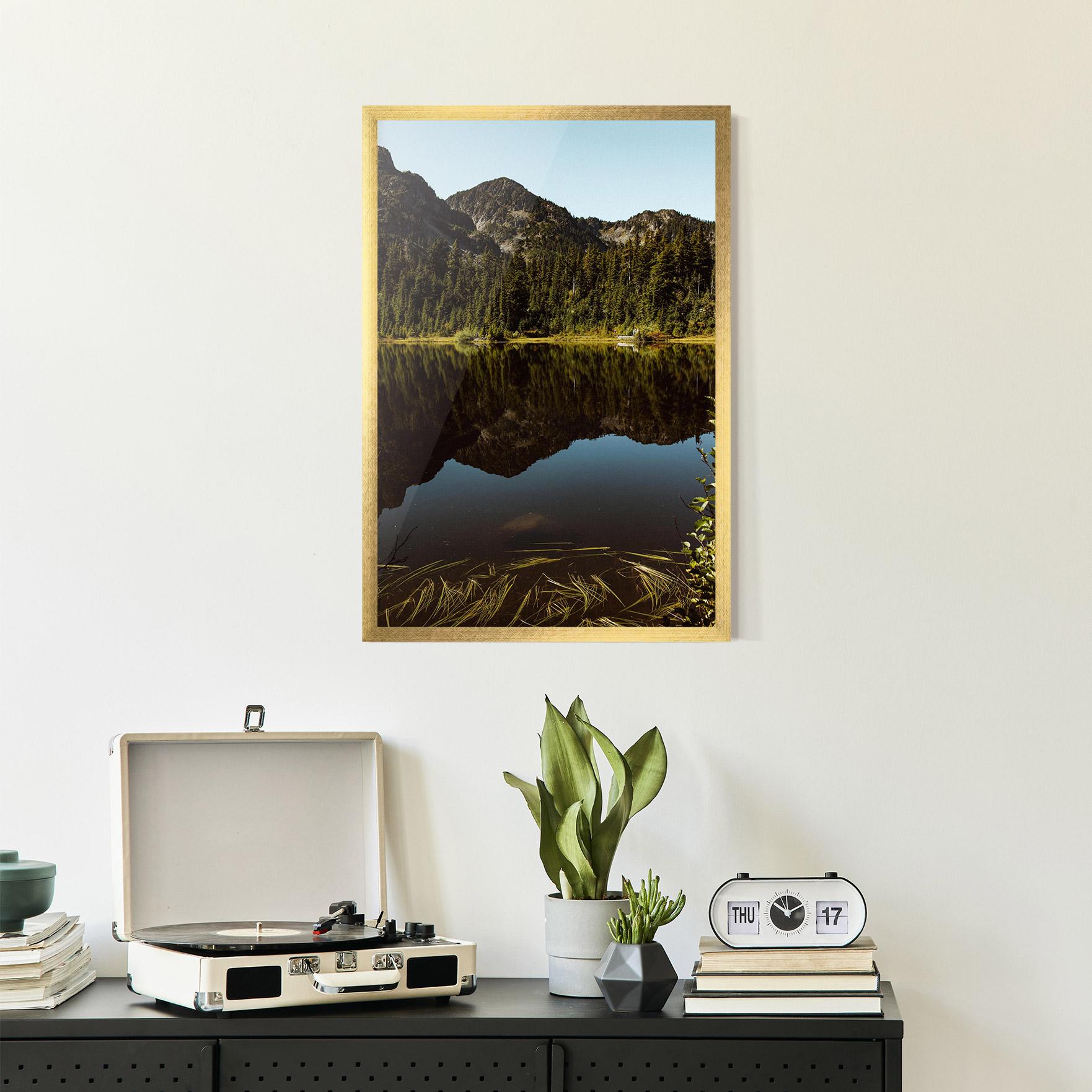 Gerahmte Poster Big Lake Mountain mockup 2