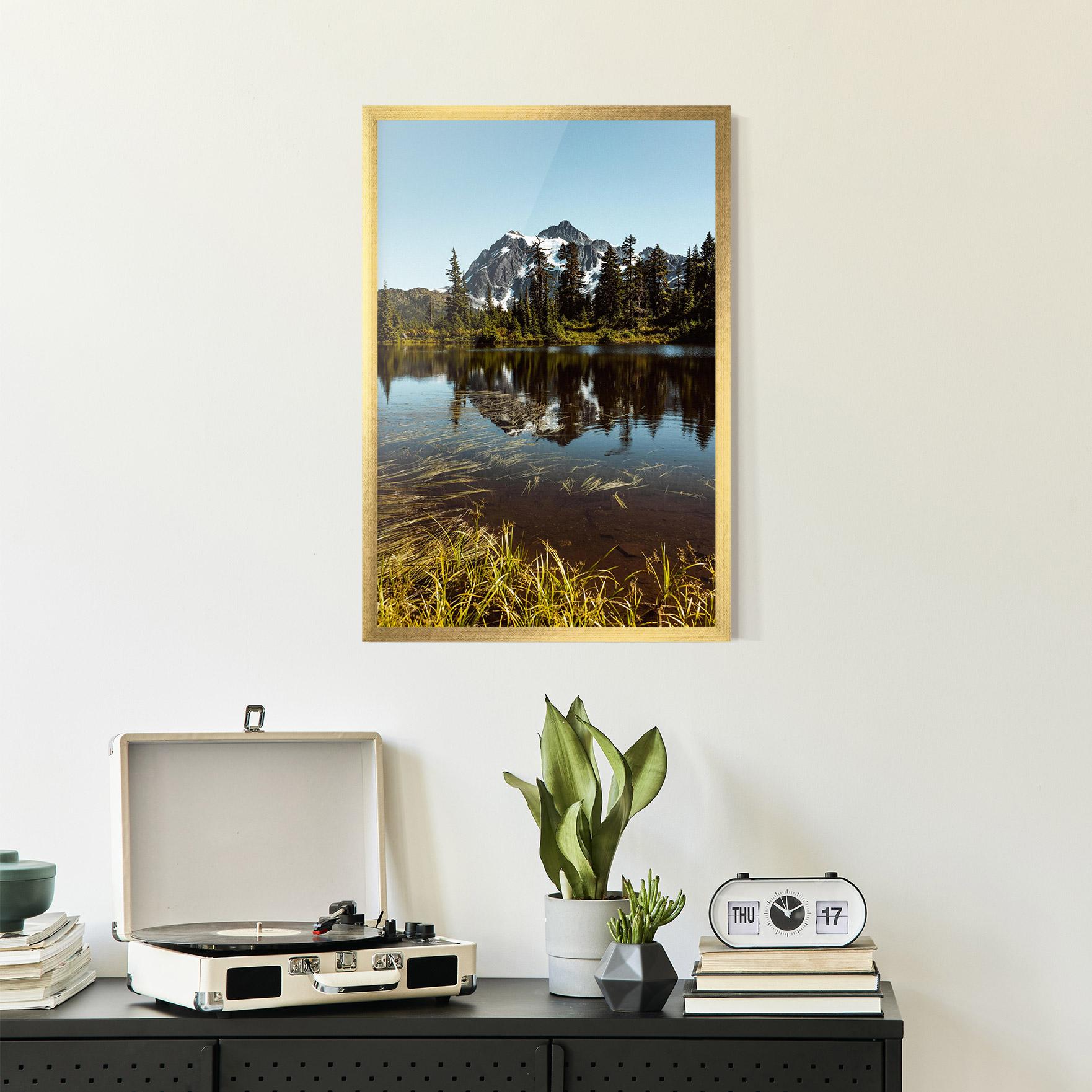 Gerahmte Poster Lake Snow Mountain mockup 2