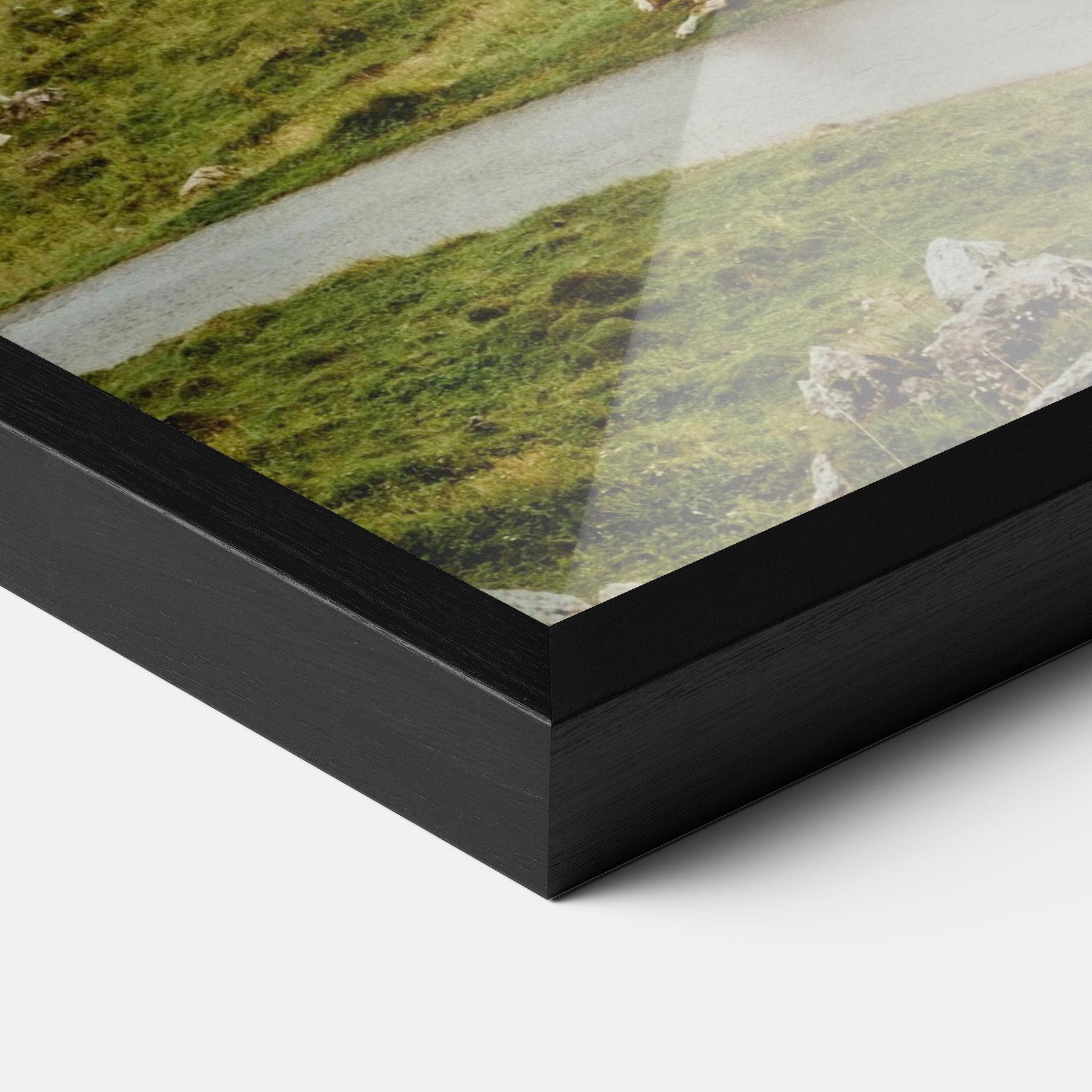 Gerahmte Poster Cow Field View mockup 3