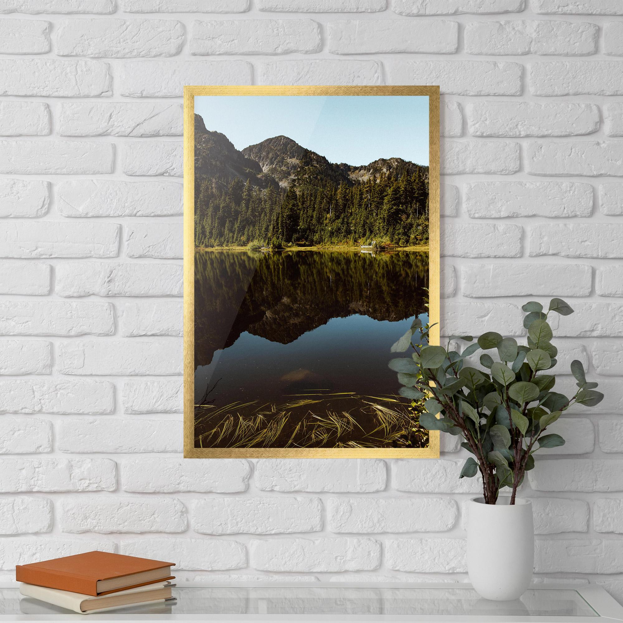 Gerahmte Poster Big Lake Mountain mockup 5