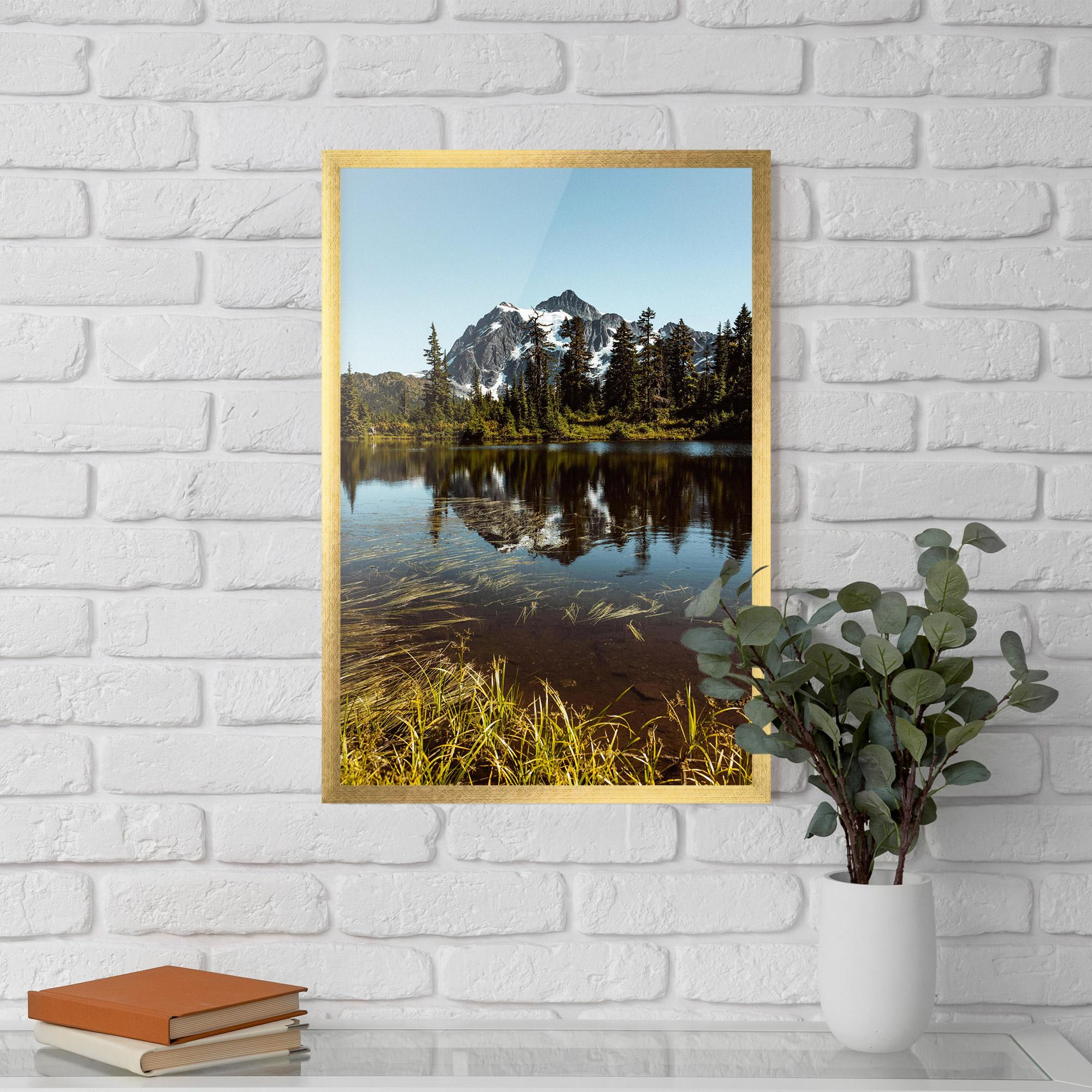 Gerahmte Poster Lake Snow Mountain mockup 5