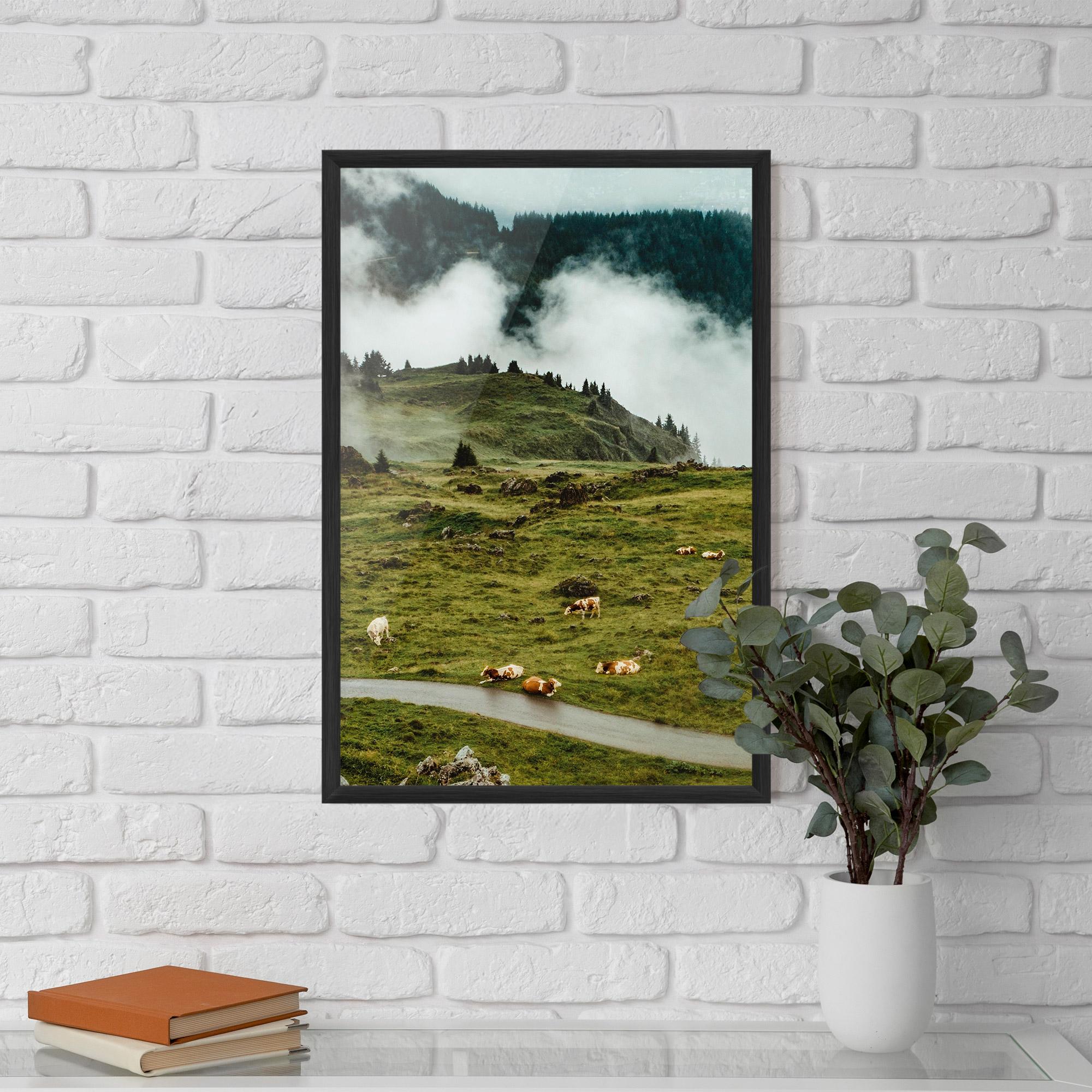Gerahmte Poster Cow Field View mockup 5