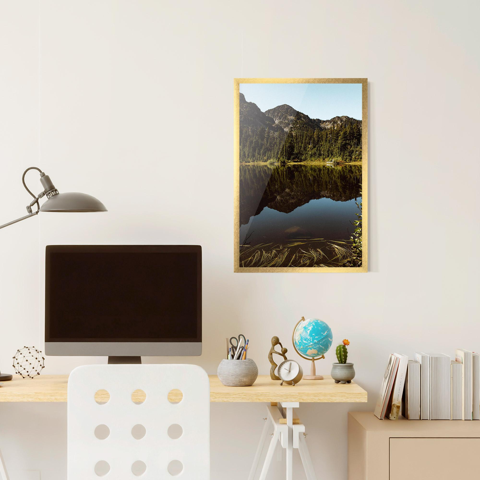 Gerahmte Poster Big Lake Mountain mockup 6