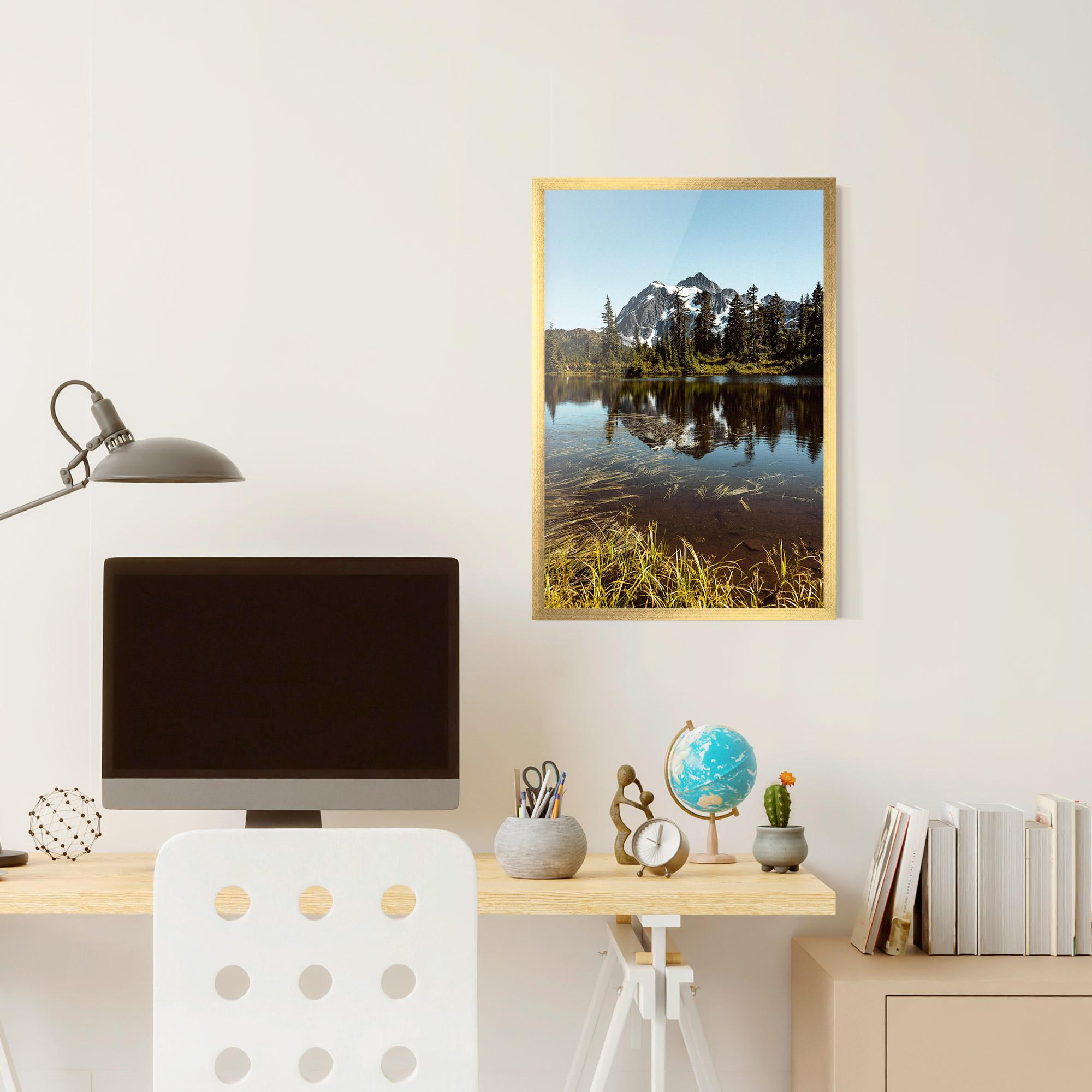 Gerahmte Poster Lake Snow Mountain mockup 6